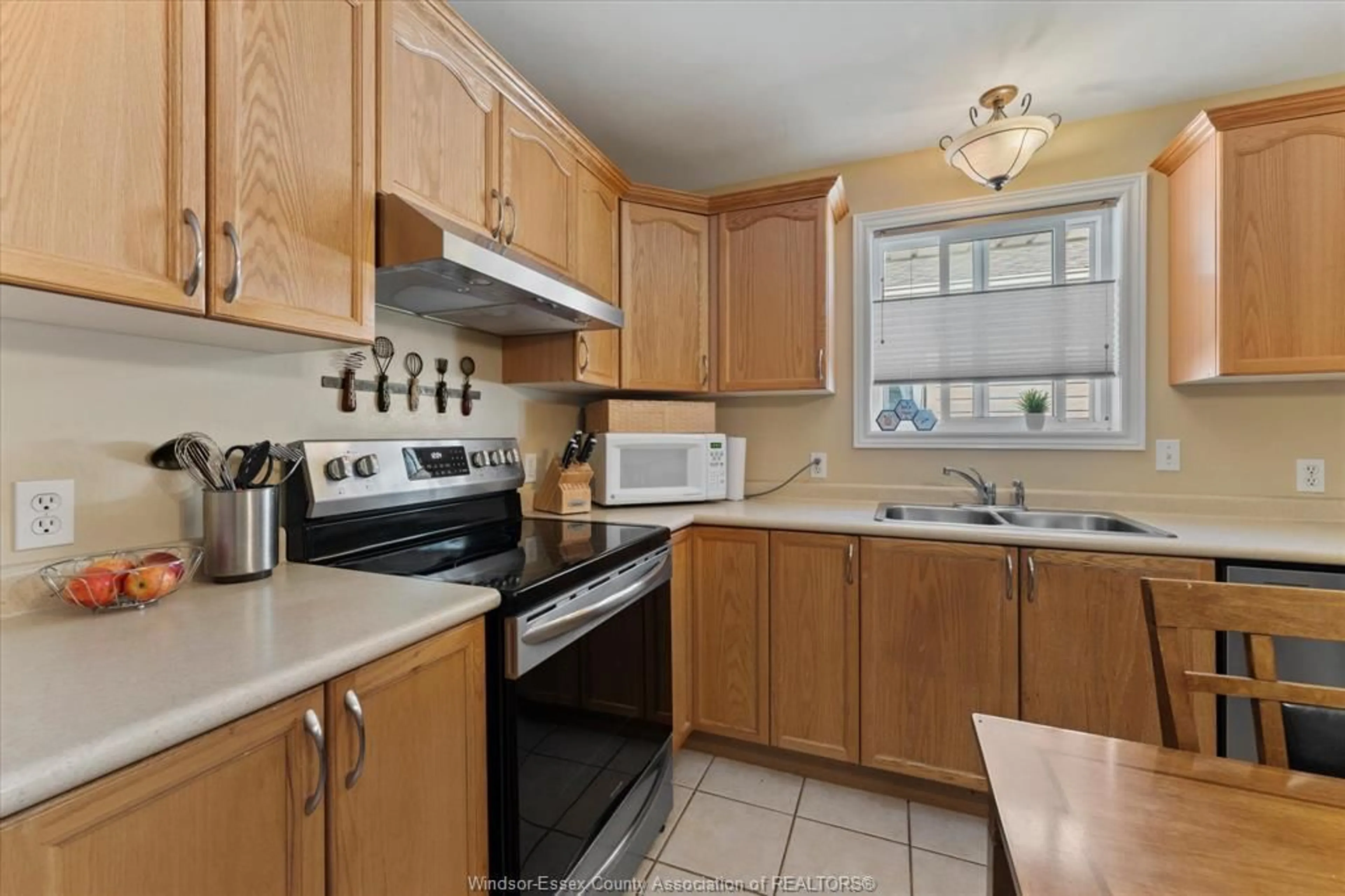 Standard kitchen, unknown for 2476 Luxury, Windsor Ontario N8P 1S8