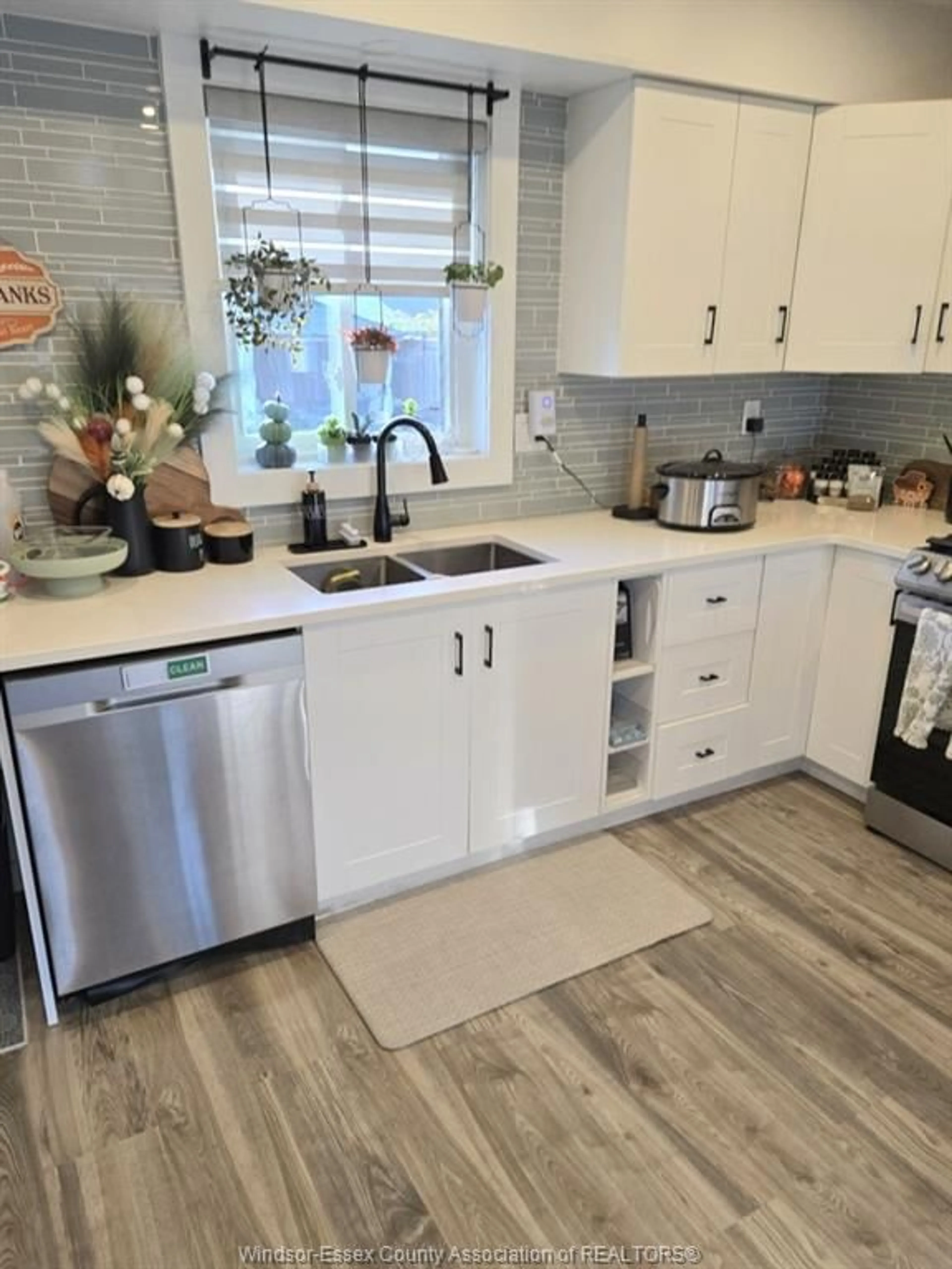 Open concept kitchen, ceramic/tile floor for 3477 Maisonneuve Ave, Windsor Ontario N9E 1Y9