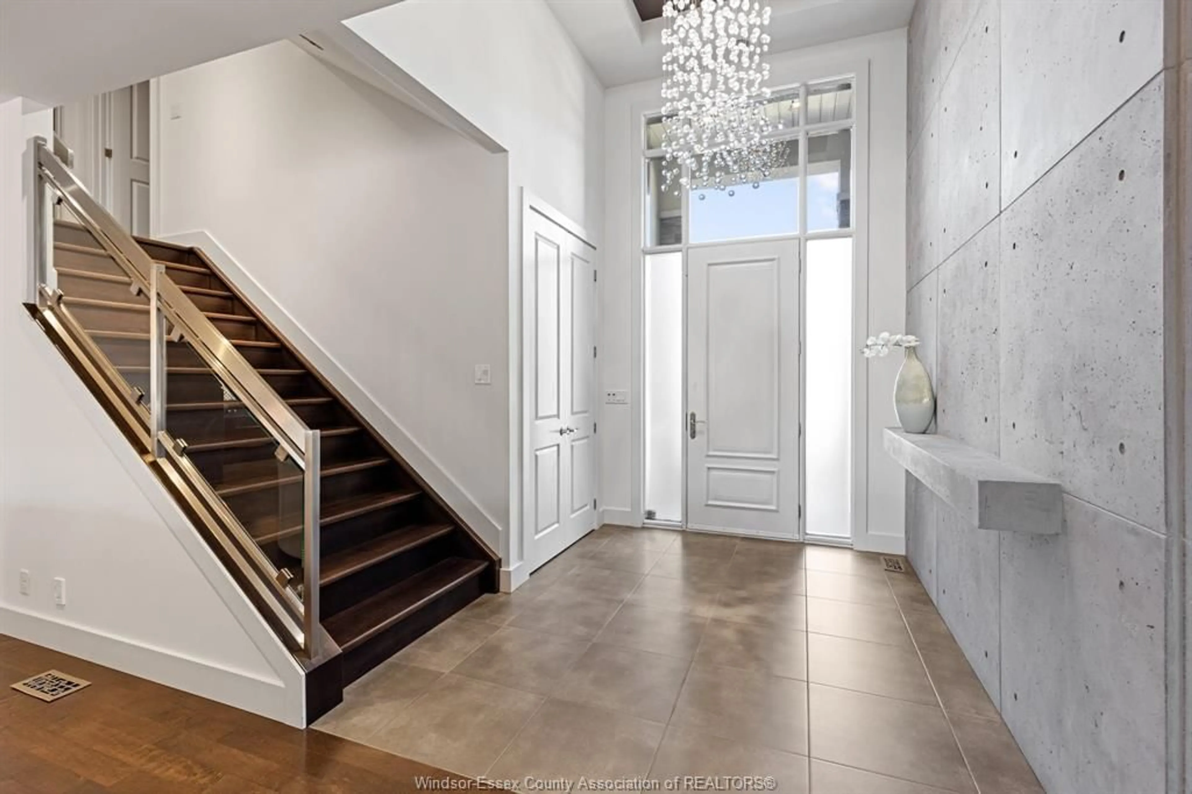 Indoor entryway for 192 ELLISON Ave, Leamington Ontario N8H 0A2