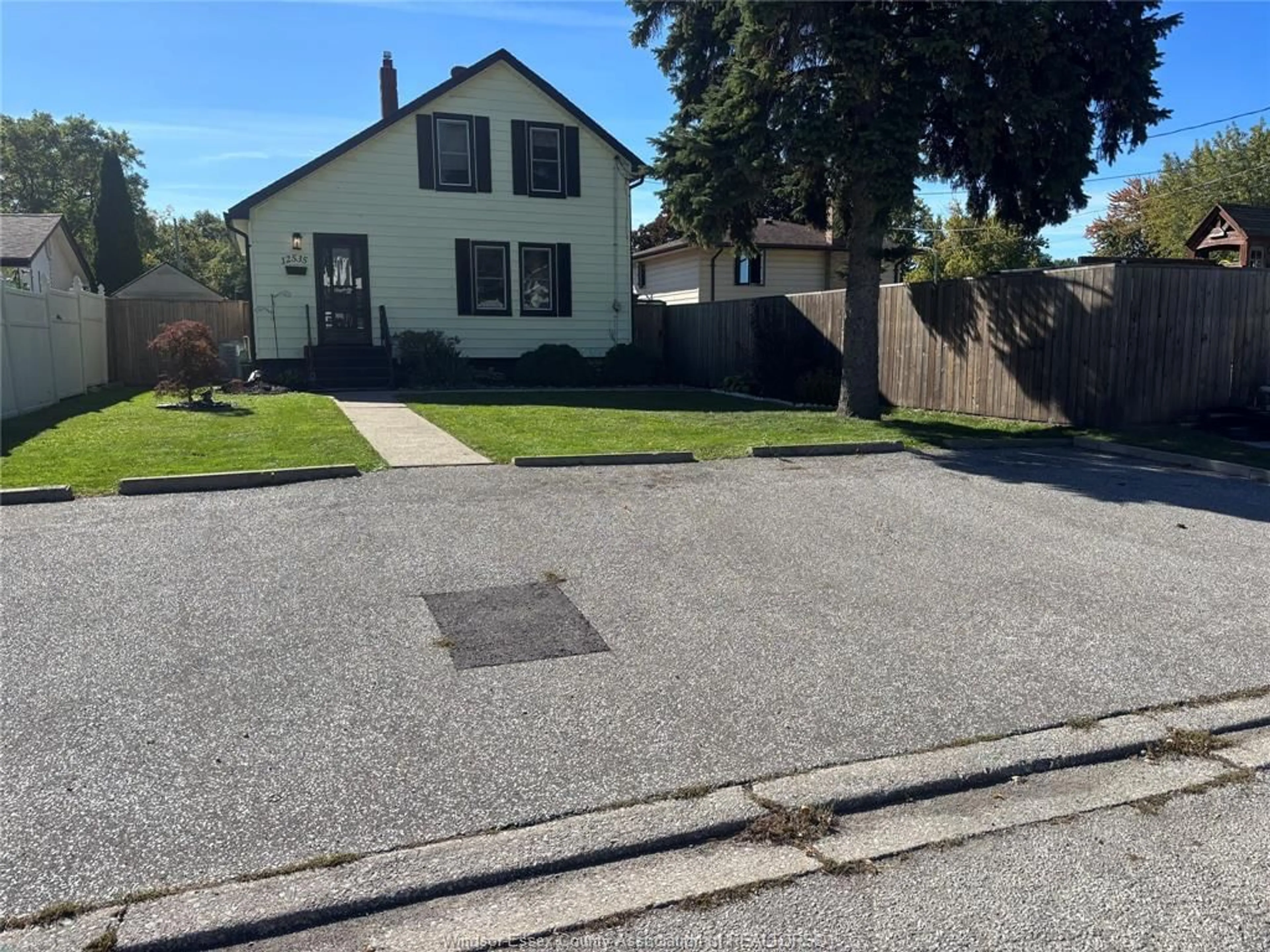A pic from outside/outdoor area/front of a property/back of a property/a pic from drone, street for 12535 BALLARD St, Tecumseh Ontario N8W 1J4