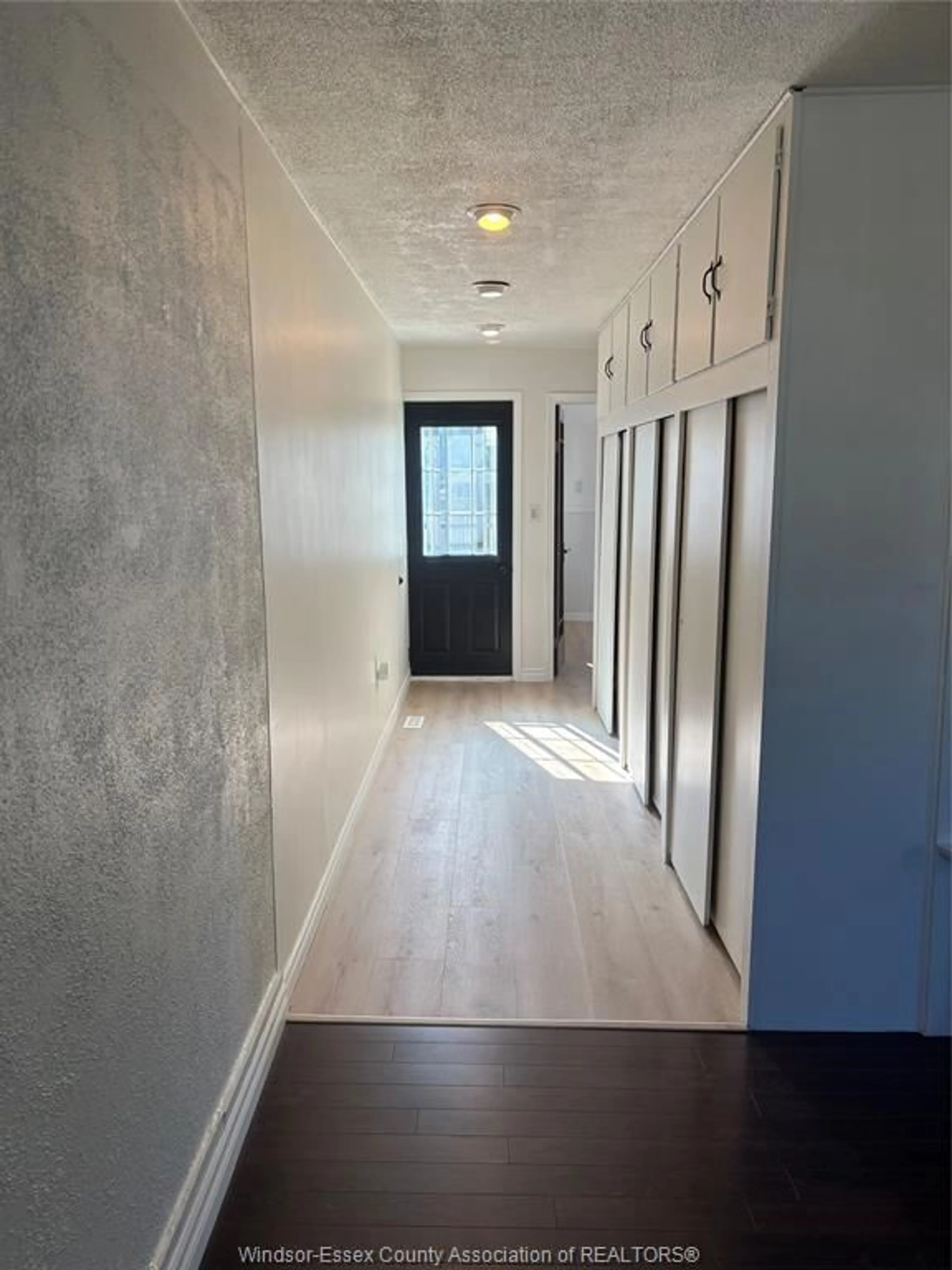 Indoor entryway for 12535 BALLARD St, Tecumseh Ontario N8W 1J4