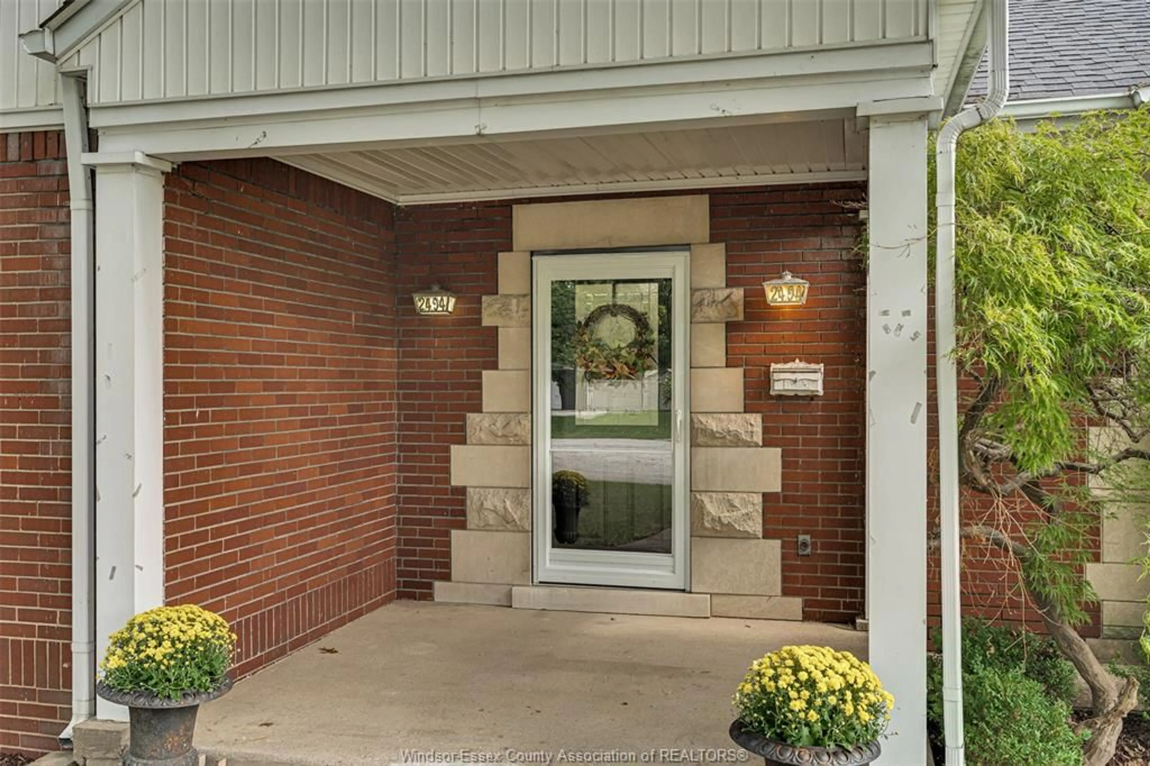Indoor entryway for 2494 BUCKINGHAM Dr, Windsor Ontario N8T 2B5