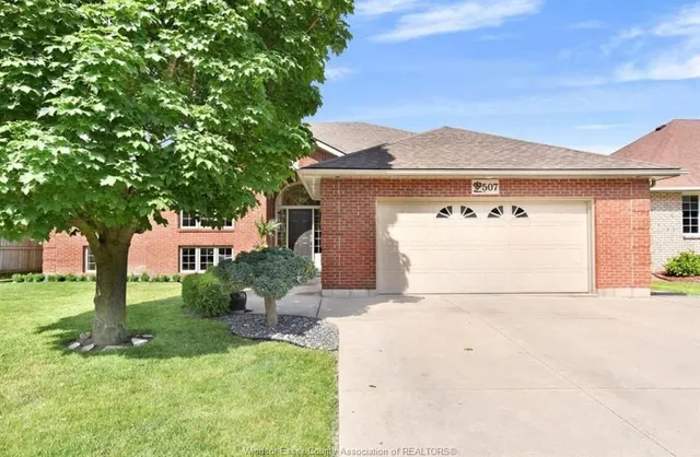 507 BREEZEWOOD St, Windsor