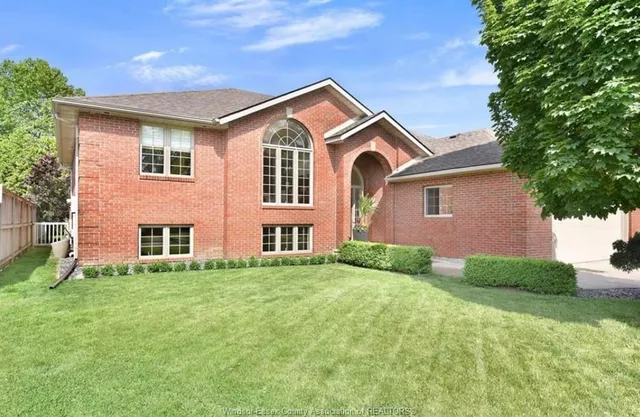 507 BREEZEWOOD St, Windsor 3