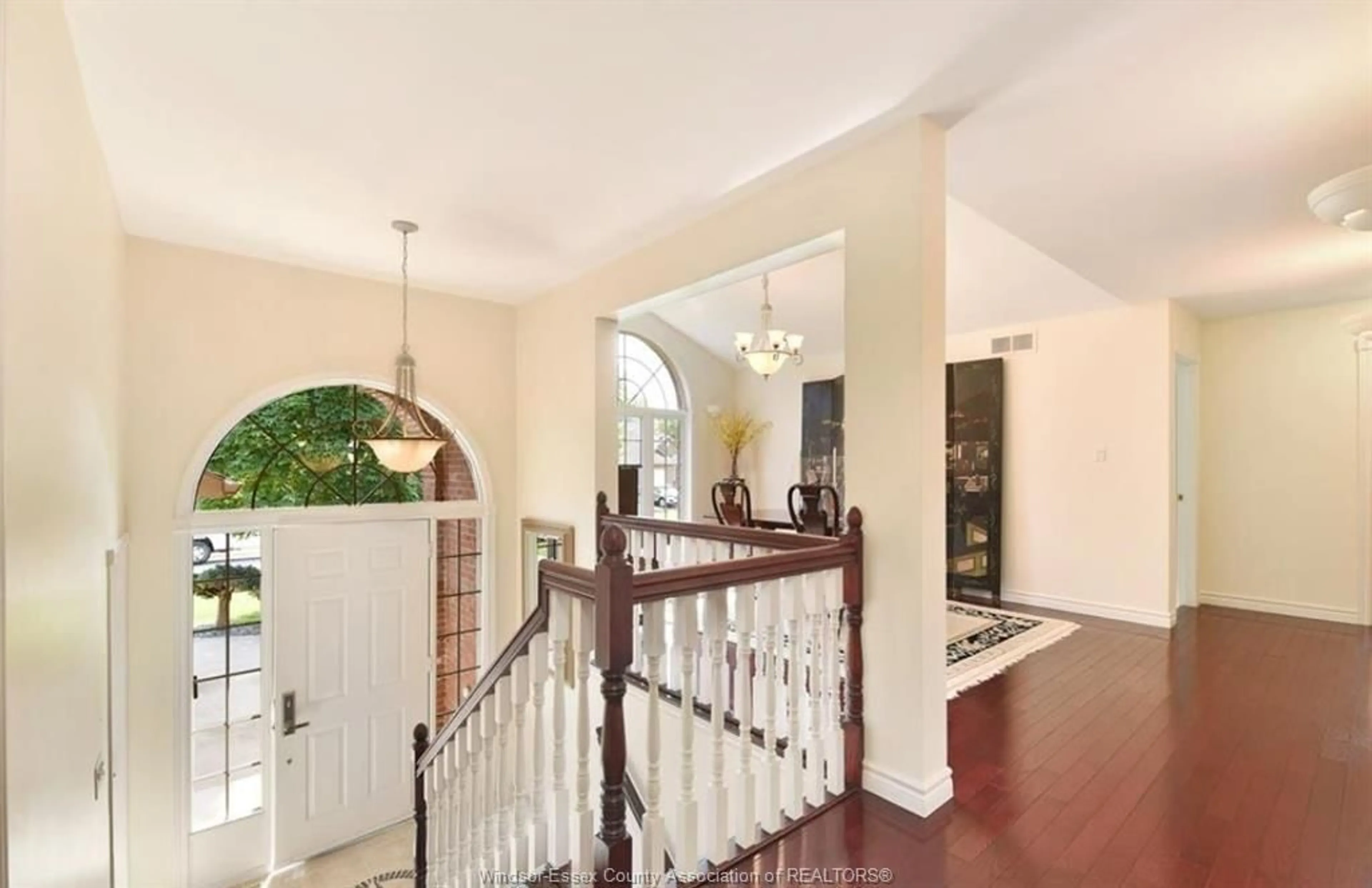 Indoor foyer for 507 BREEZEWOOD St, Windsor Ontario N8P 1H4