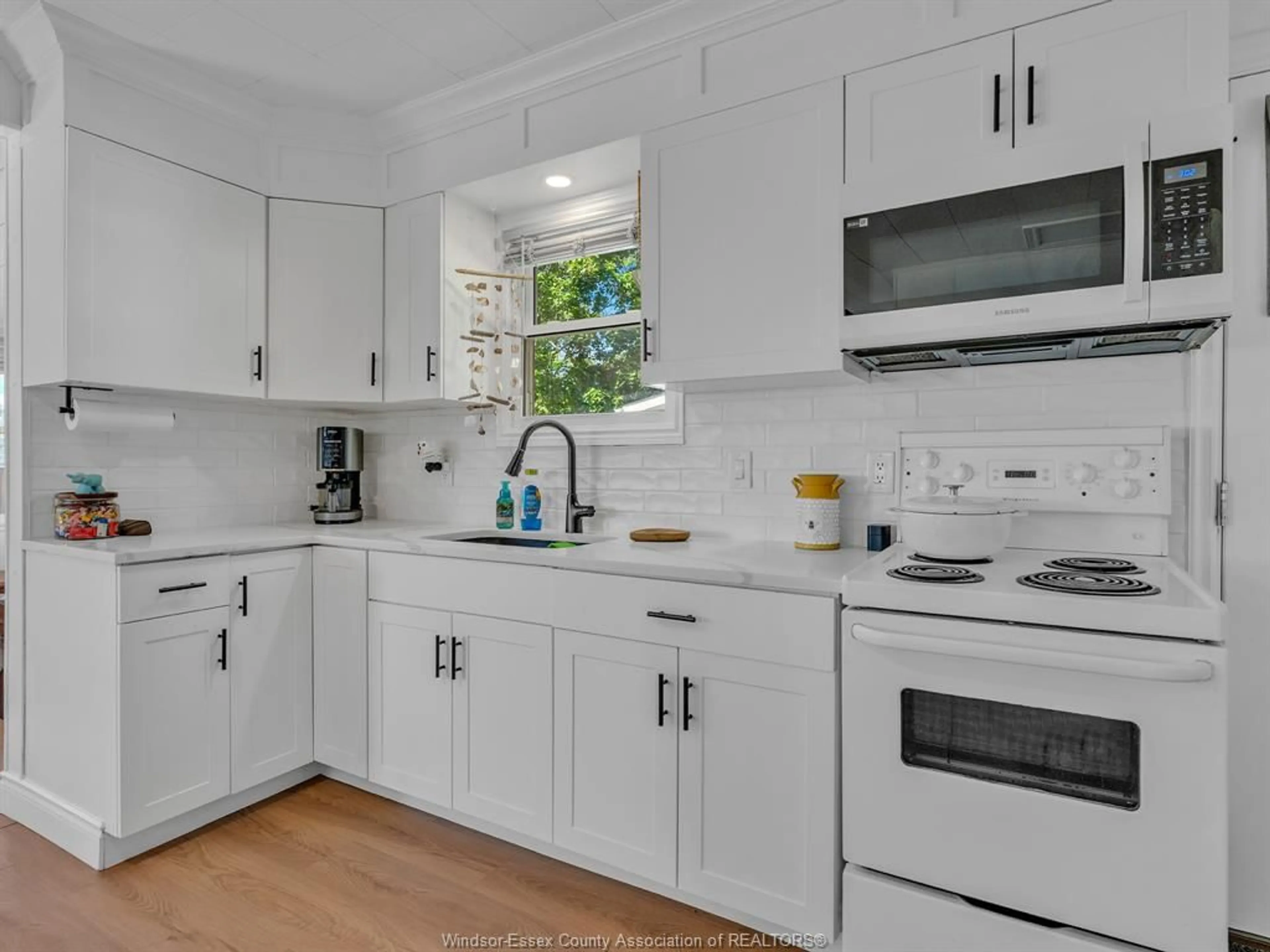 Standard kitchen, ceramic/tile floor for 100 MCCARTHY Lane, Essex Ontario N0R 1G0