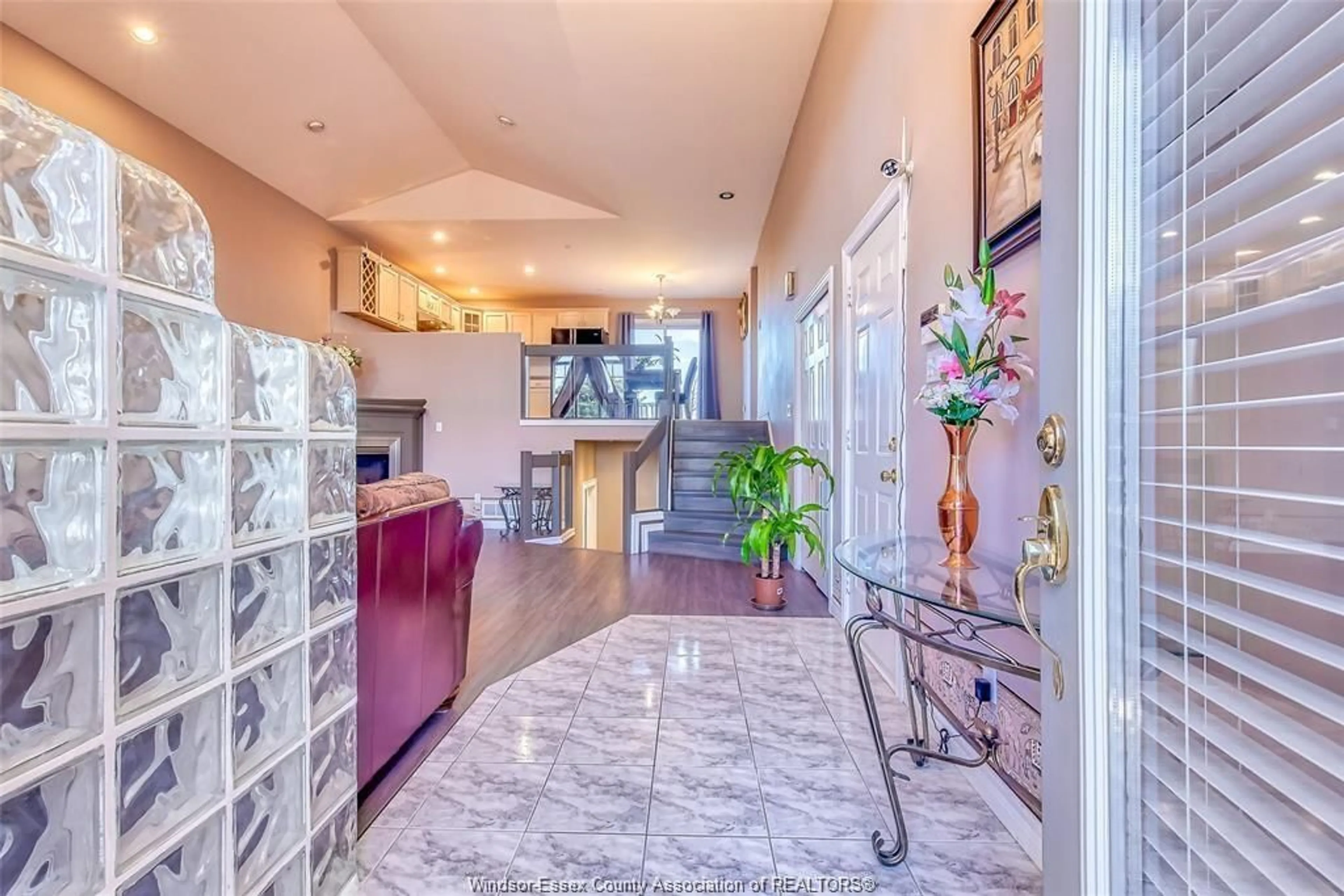 Indoor entryway for 1264 IMPERIAL Cres, Windsor Ontario N9G 2T5