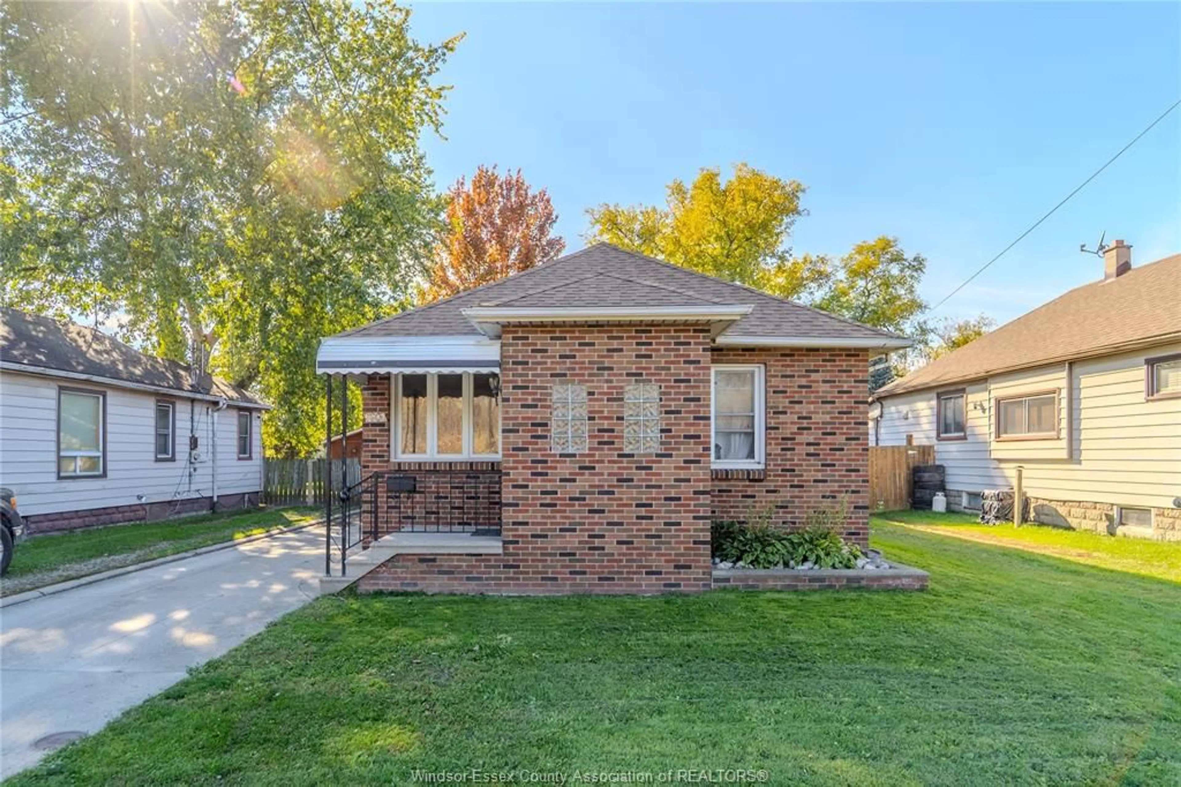 Home with brick exterior material, street for 1601 South Cameron, Windsor Ontario N9B 3C8