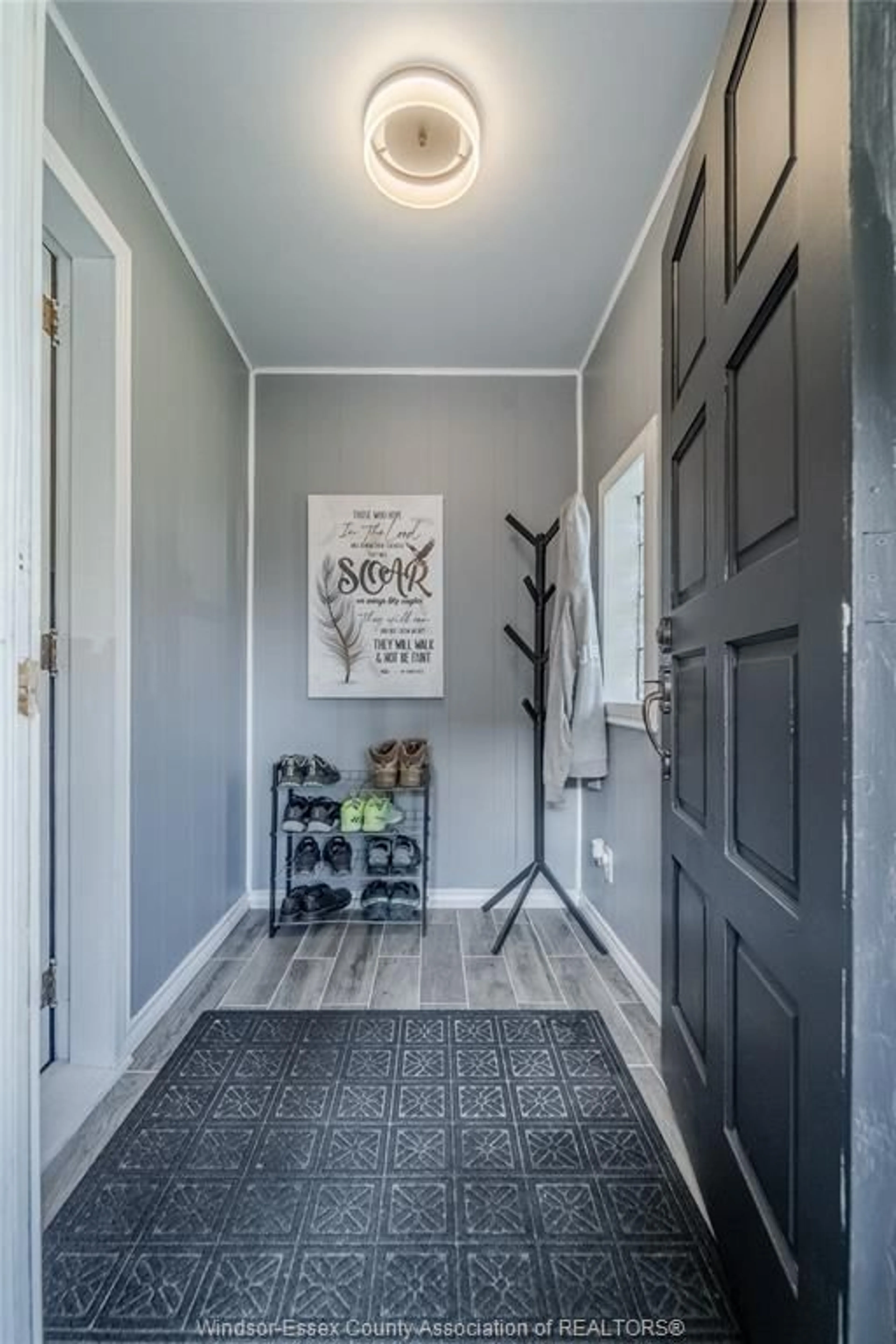 Indoor entryway for 1601 South Cameron, Windsor Ontario N9B 3C8
