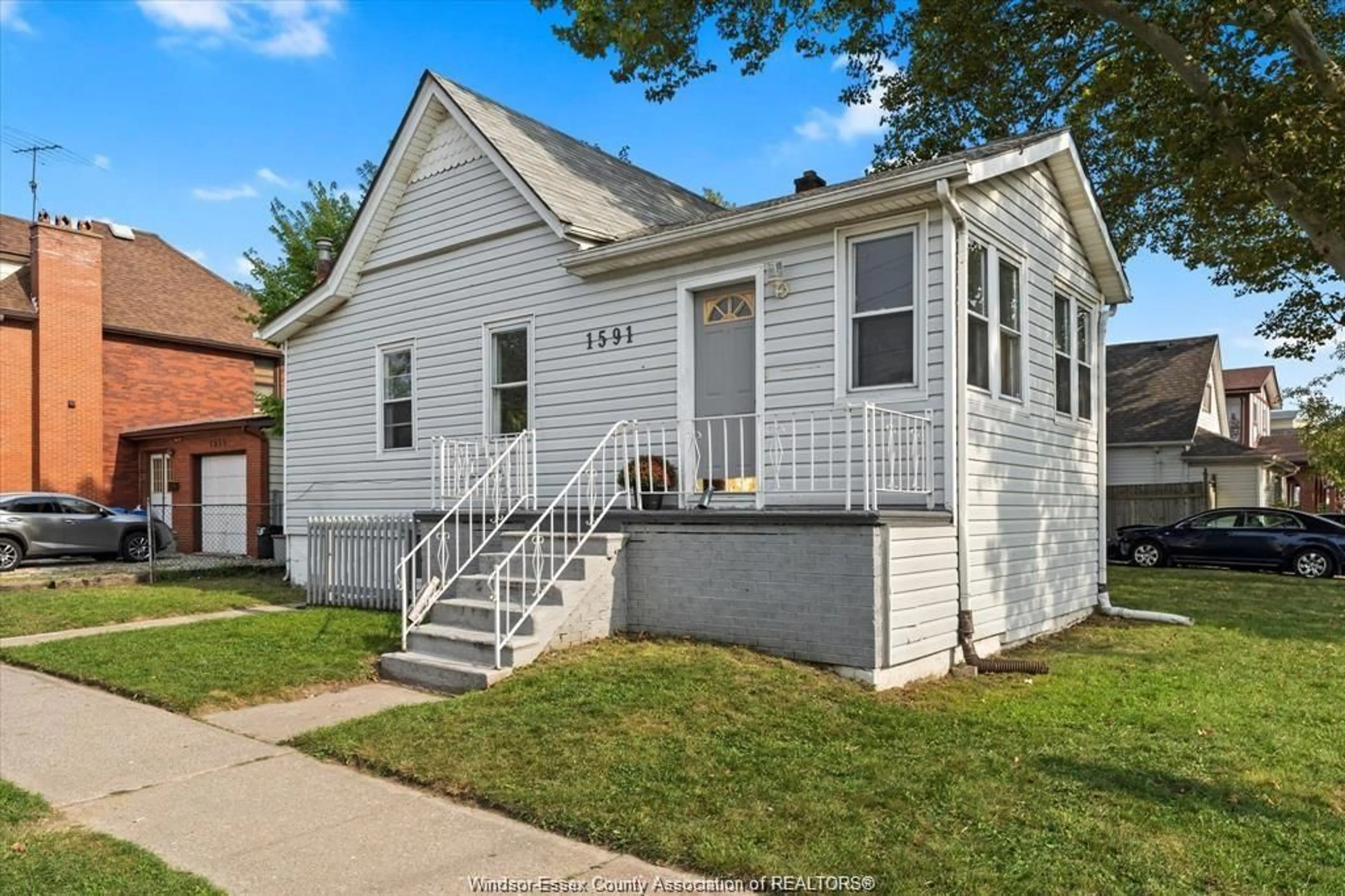 Home with vinyl exterior material, street for 1591 MARTINDALE St, Windsor Ontario N9B 1G5
