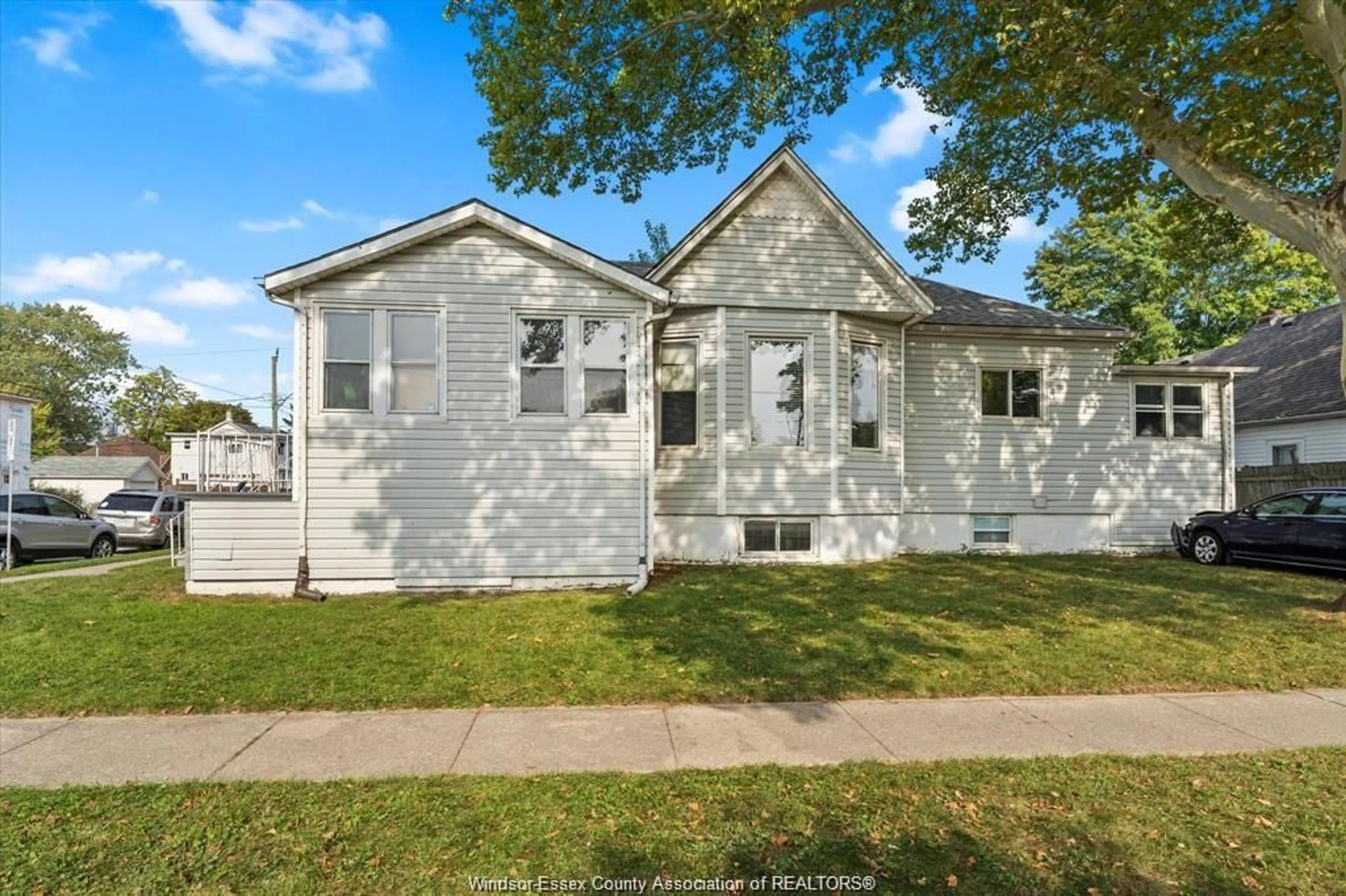 Home with vinyl exterior material, street for 1591 MARTINDALE St, Windsor Ontario N9B 1G5