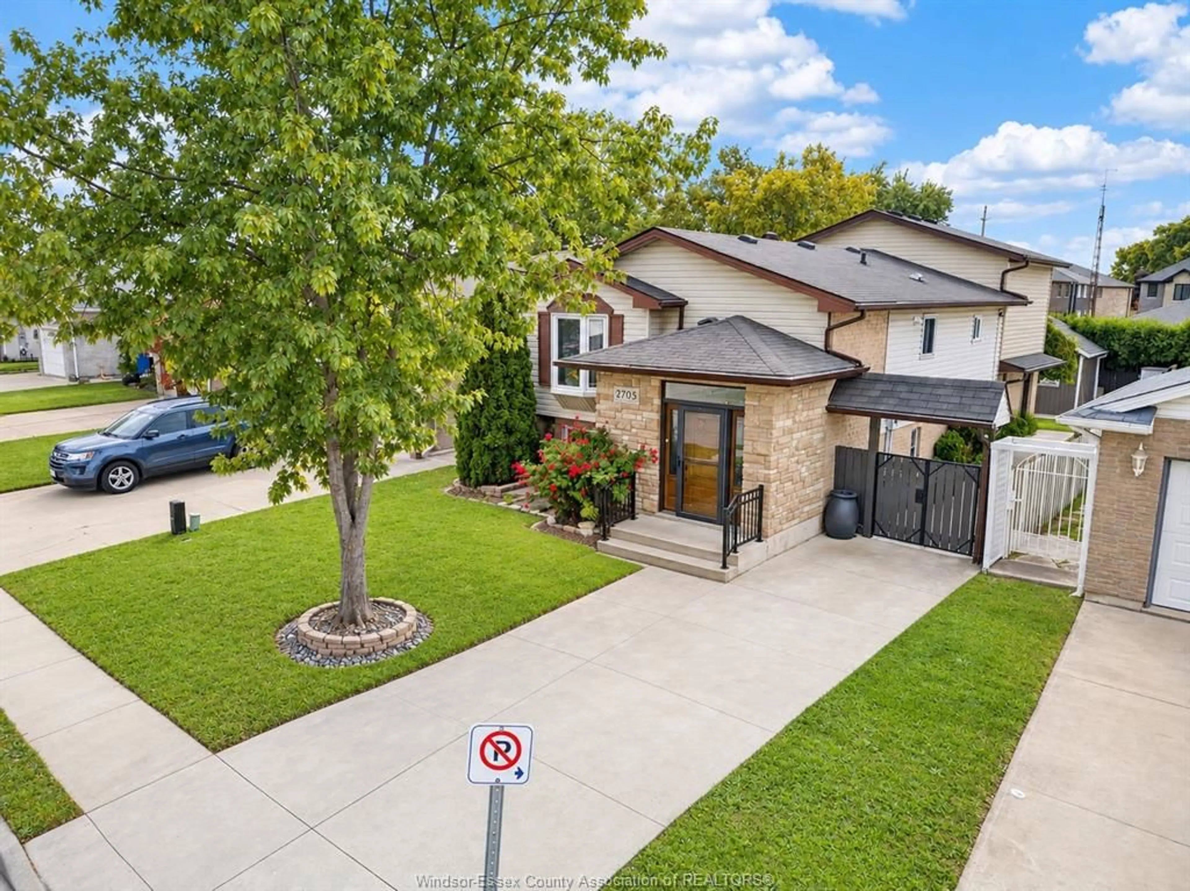 A pic from outside/outdoor area/front of a property/back of a property/a pic from drone, street for 2705 ROBERT, Windsor Ontario N8W 5L9