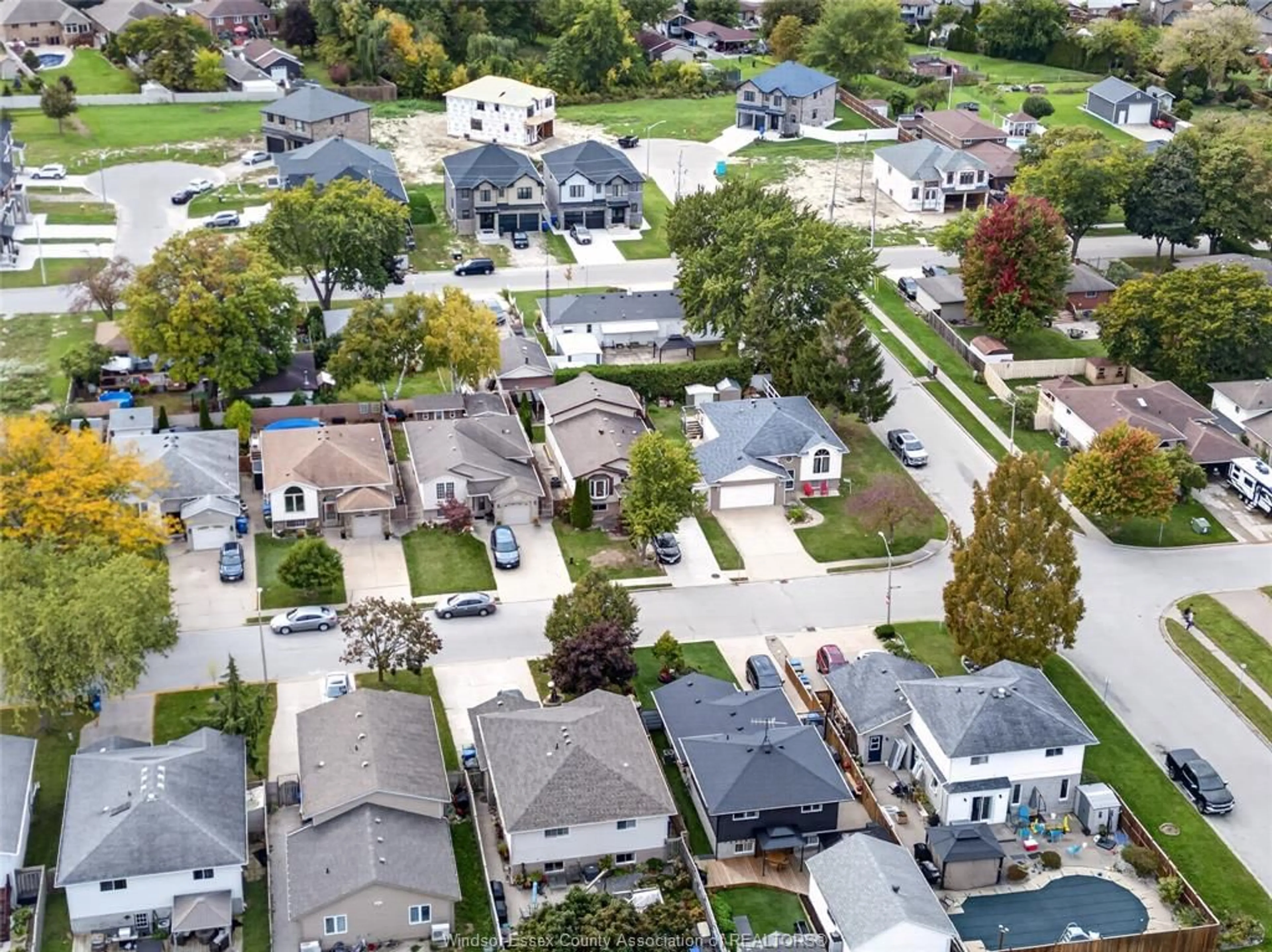A pic from outside/outdoor area/front of a property/back of a property/a pic from drone, street for 2705 ROBERT, Windsor Ontario N8W 5L9