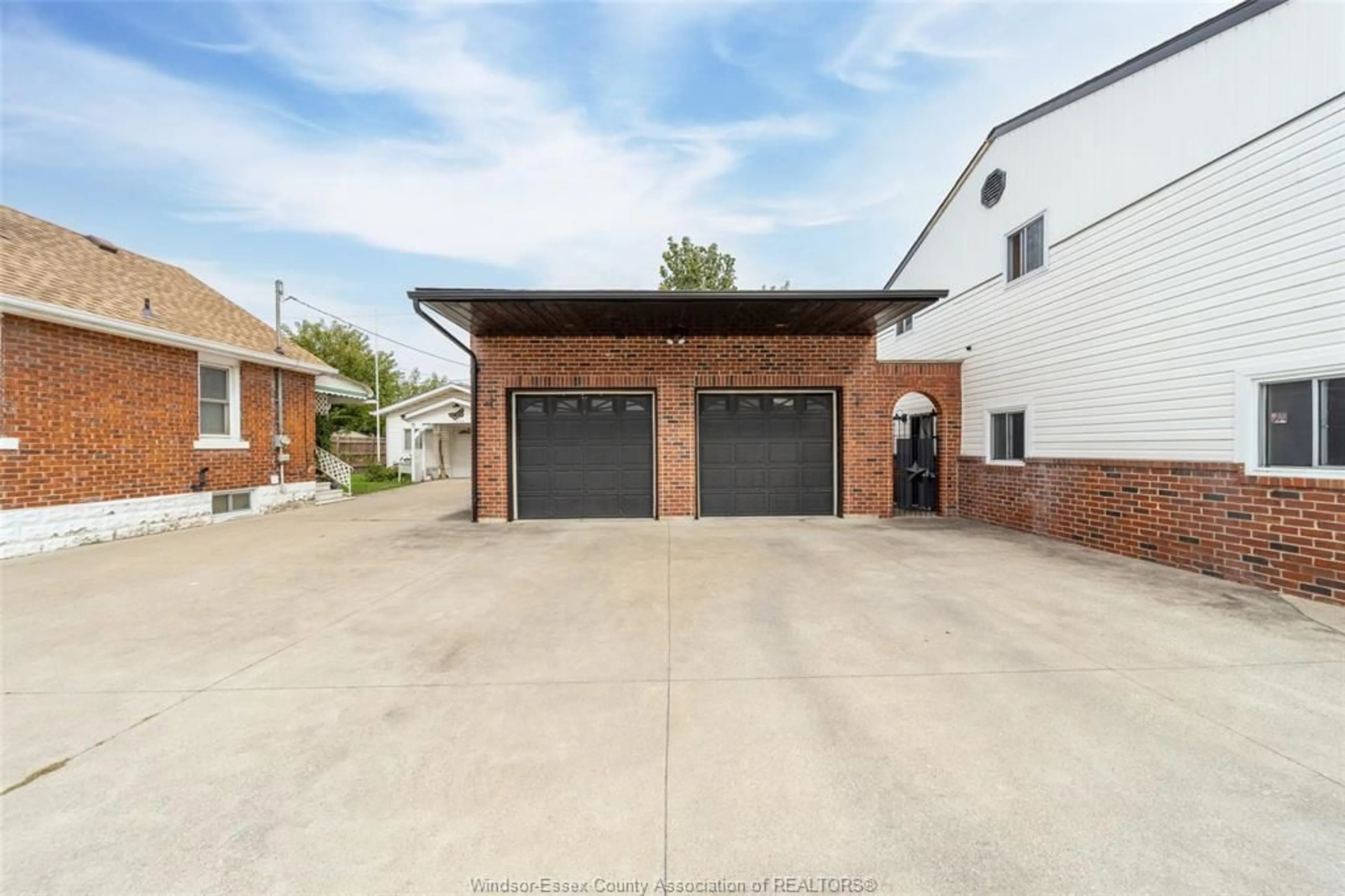 Indoor garage for 1850 ST LUKE Rd, Windsor Ontario N8W 3W7