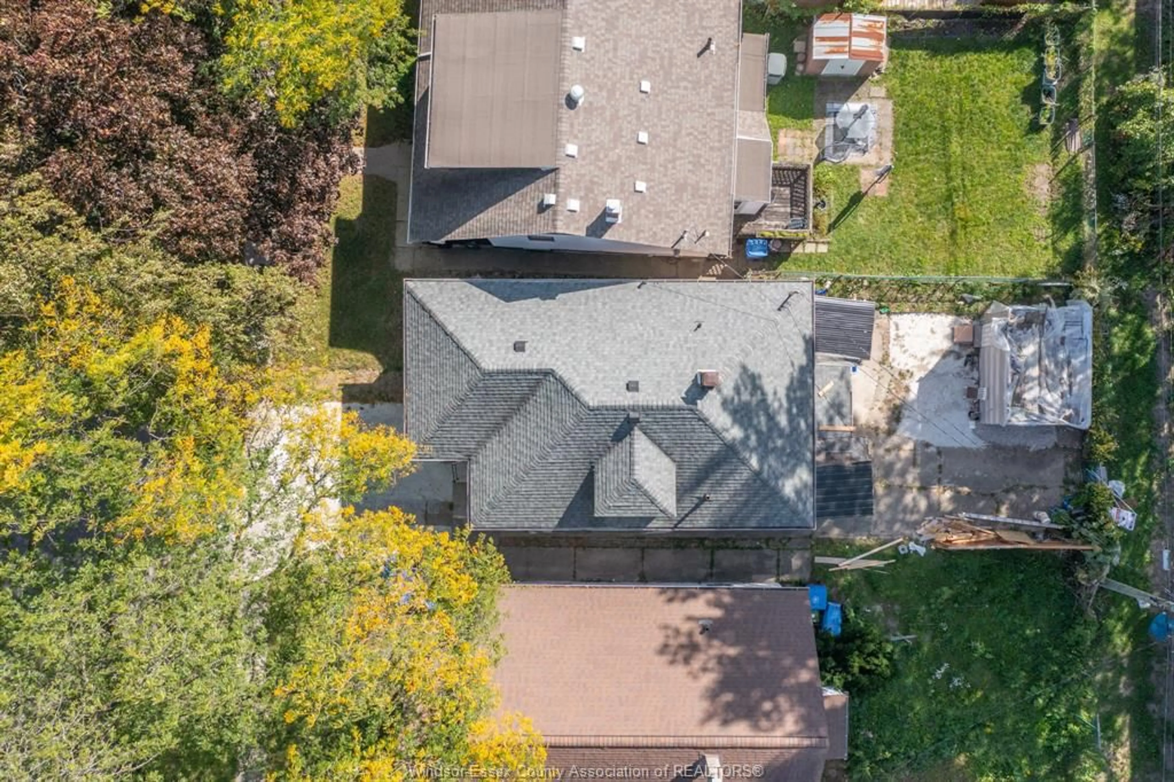 A pic from outside/outdoor area/front of a property/back of a property/a pic from drone, street for 2137 YORK St, Windsor Ontario N8X 1W8
