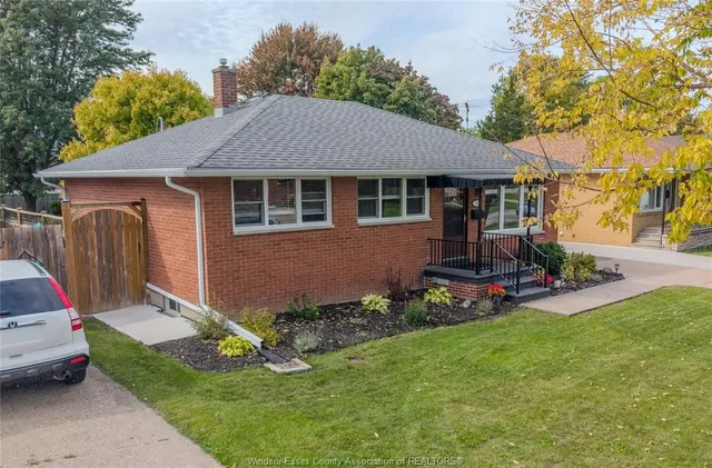 1049 BUCKINGHAM Rd, Windsor 2