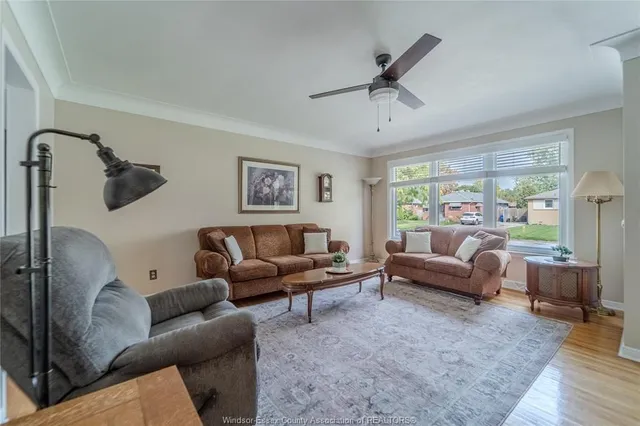 1049 BUCKINGHAM Rd, Windsor 3