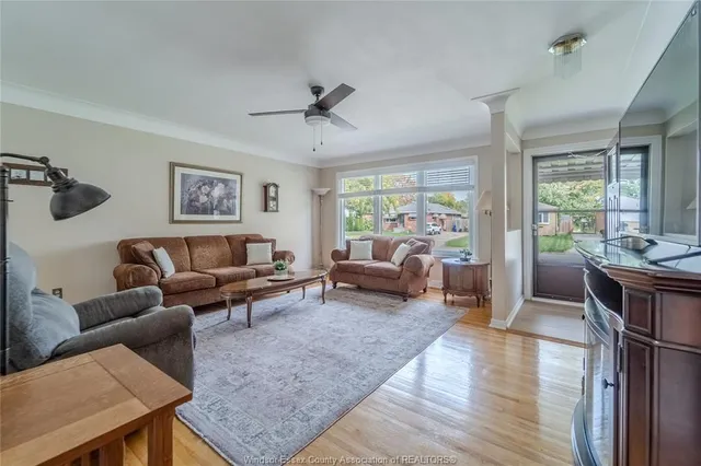 1049 BUCKINGHAM Rd, Windsor 5
