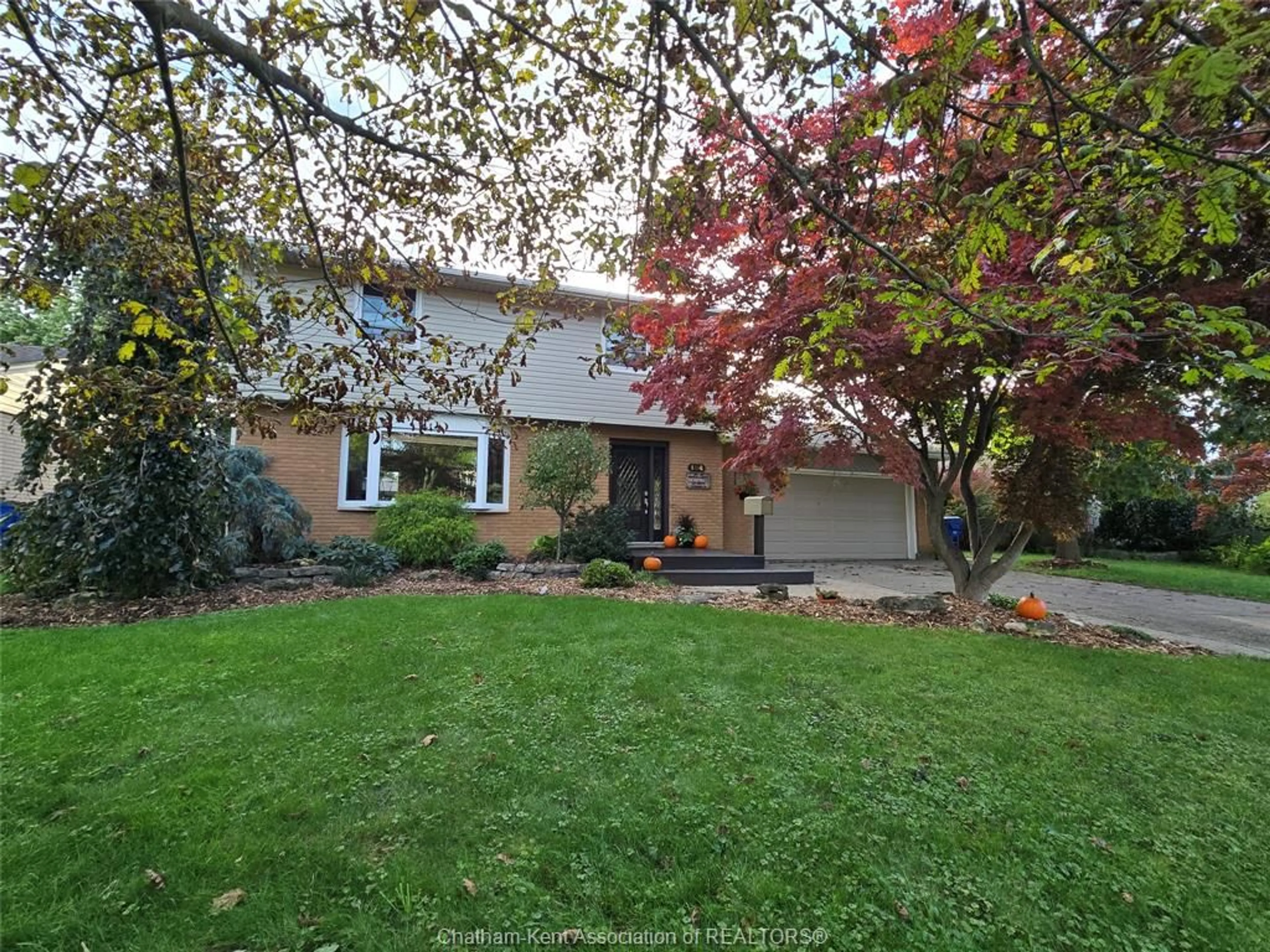 A pic from outside/outdoor area/front of a property/back of a property/a pic from drone, street for 184 CHIPPEWA Dr, Chatham Ontario N7M 5S1