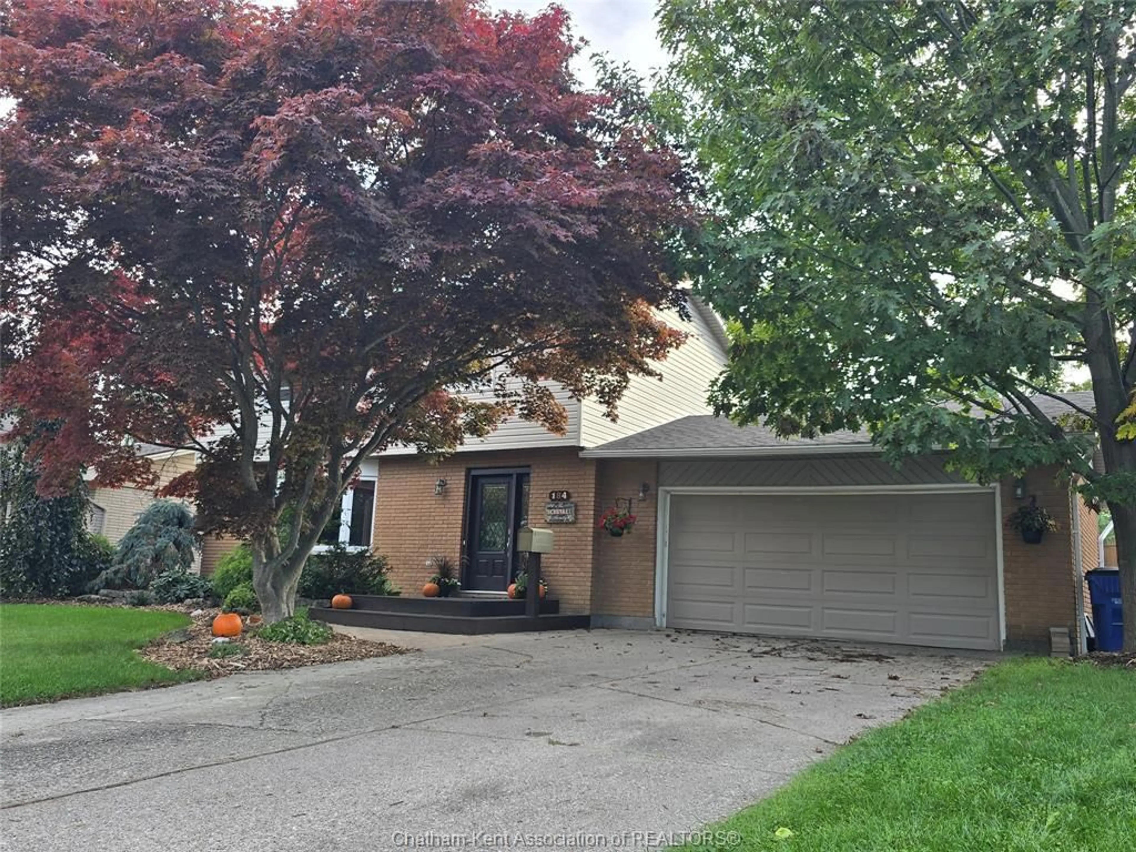 A pic from outside/outdoor area/front of a property/back of a property/a pic from drone, street for 184 CHIPPEWA Dr, Chatham Ontario N7M 5S1