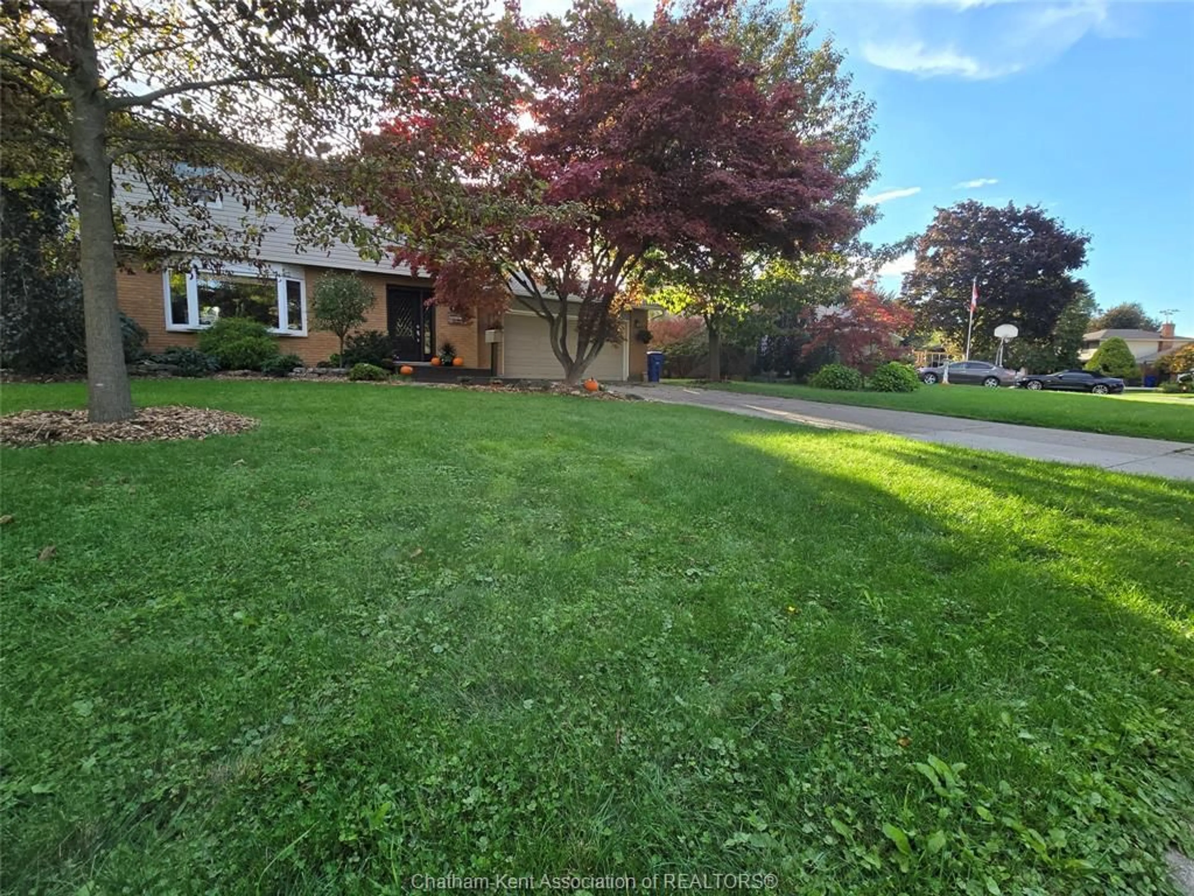 A pic from outside/outdoor area/front of a property/back of a property/a pic from drone, street for 184 CHIPPEWA Dr, Chatham Ontario N7M 5S1