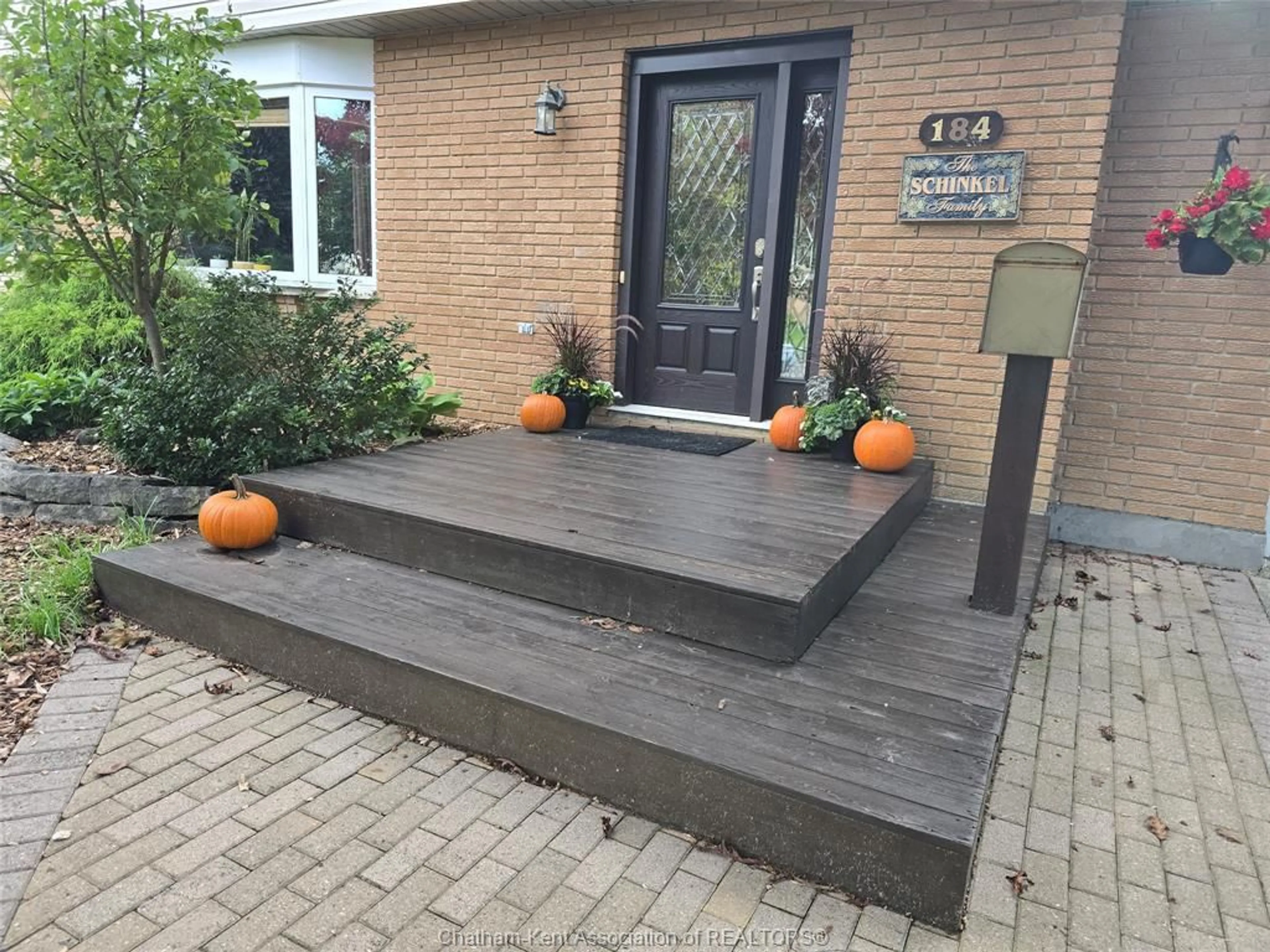 Patio, street for 184 CHIPPEWA Dr, Chatham Ontario N7M 5S1