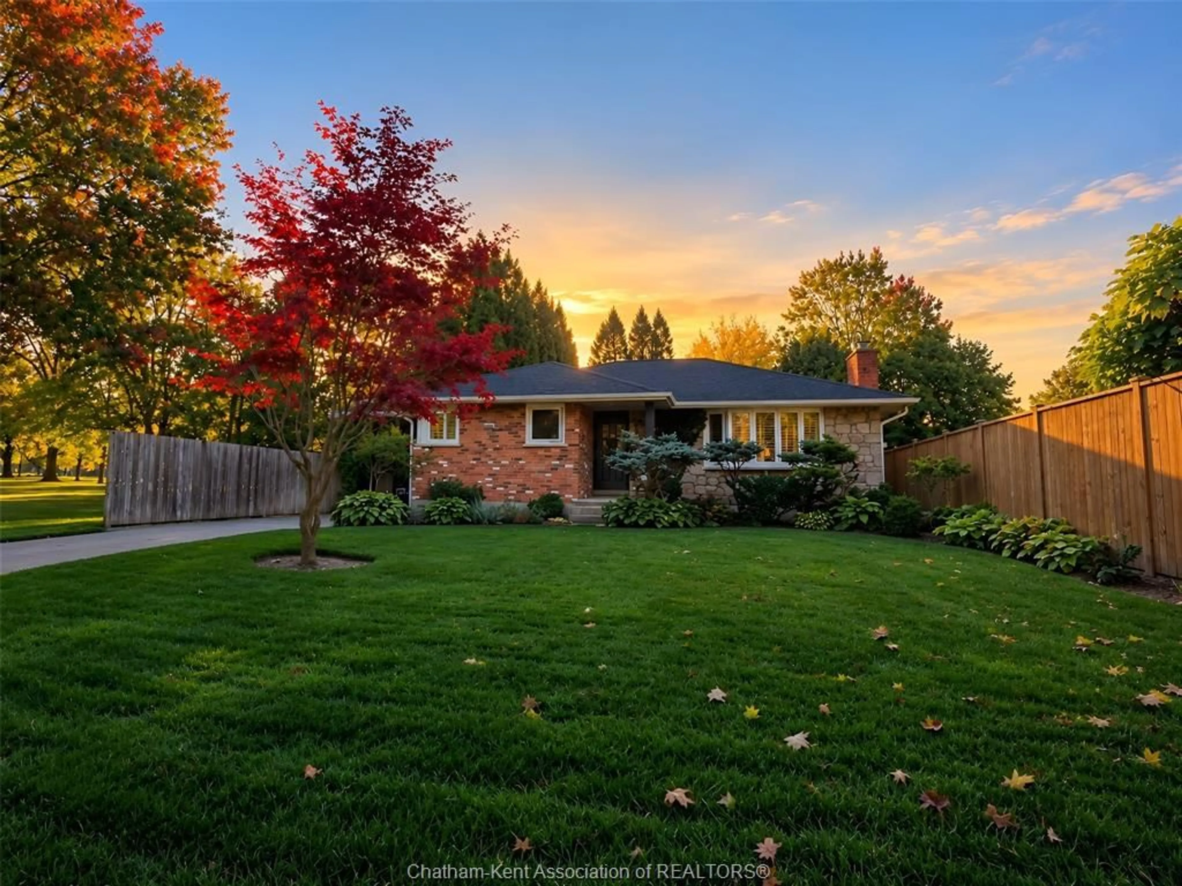 A pic from outside/outdoor area/front of a property/back of a property/a pic from drone, street for 118 Lancefield Pl, Chatham Ontario N7L 2M4