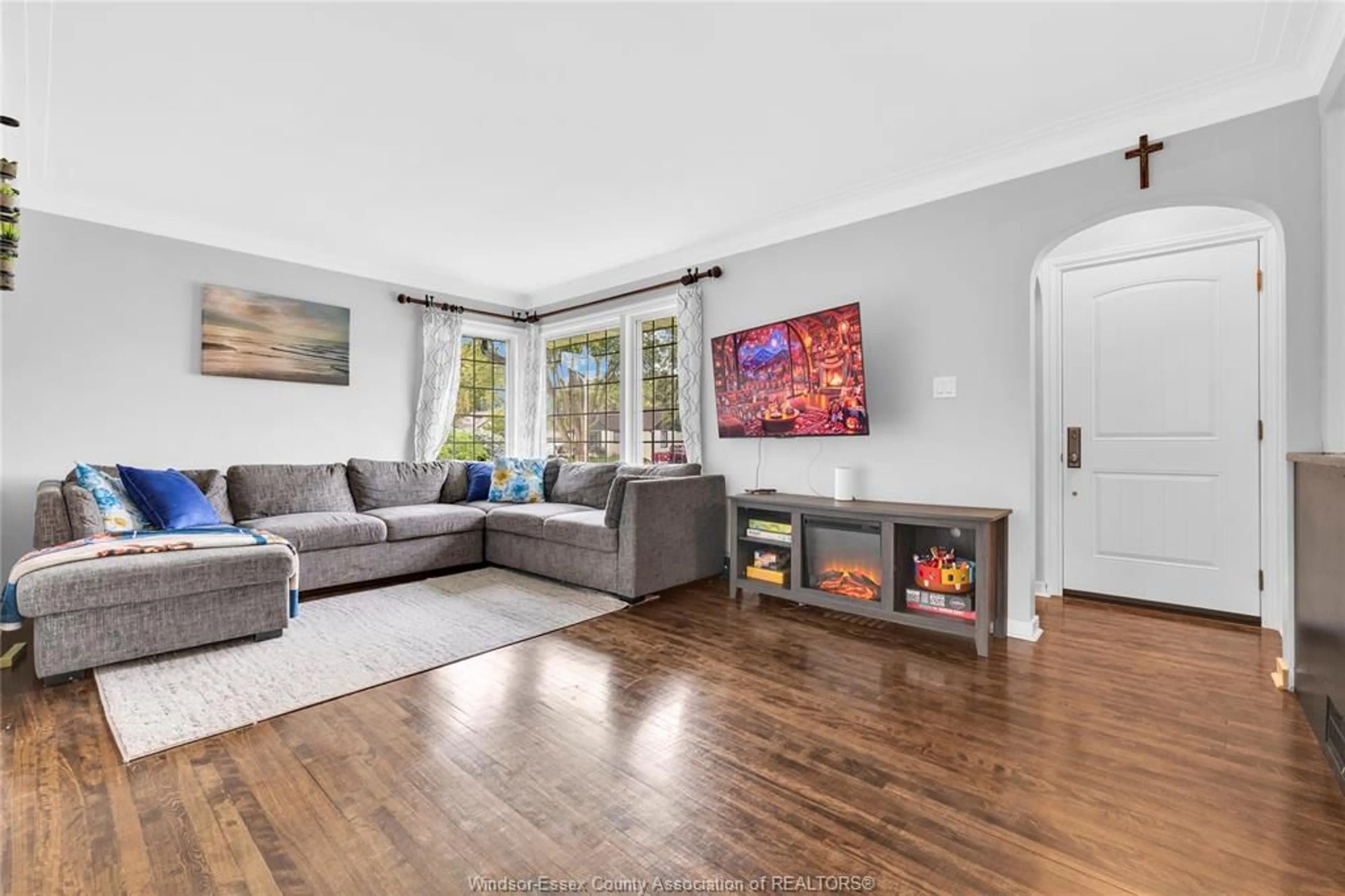 Living room with furniture, wood/laminate floor for 146 HURON, LaSalle Ontario N9J 1H9