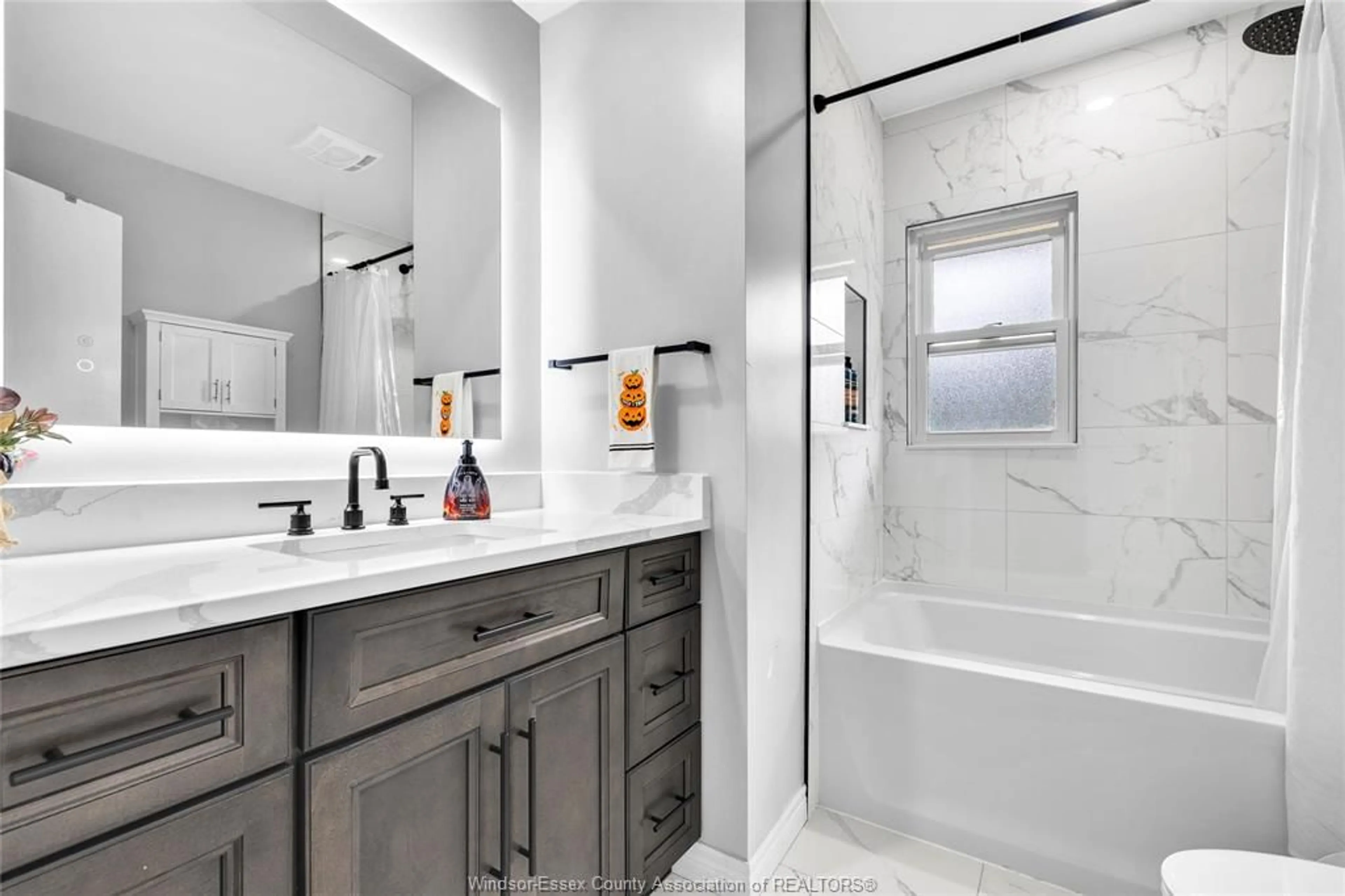 Contemporary bathroom, ceramic/tile floor for 146 HURON, LaSalle Ontario N9J 1H9