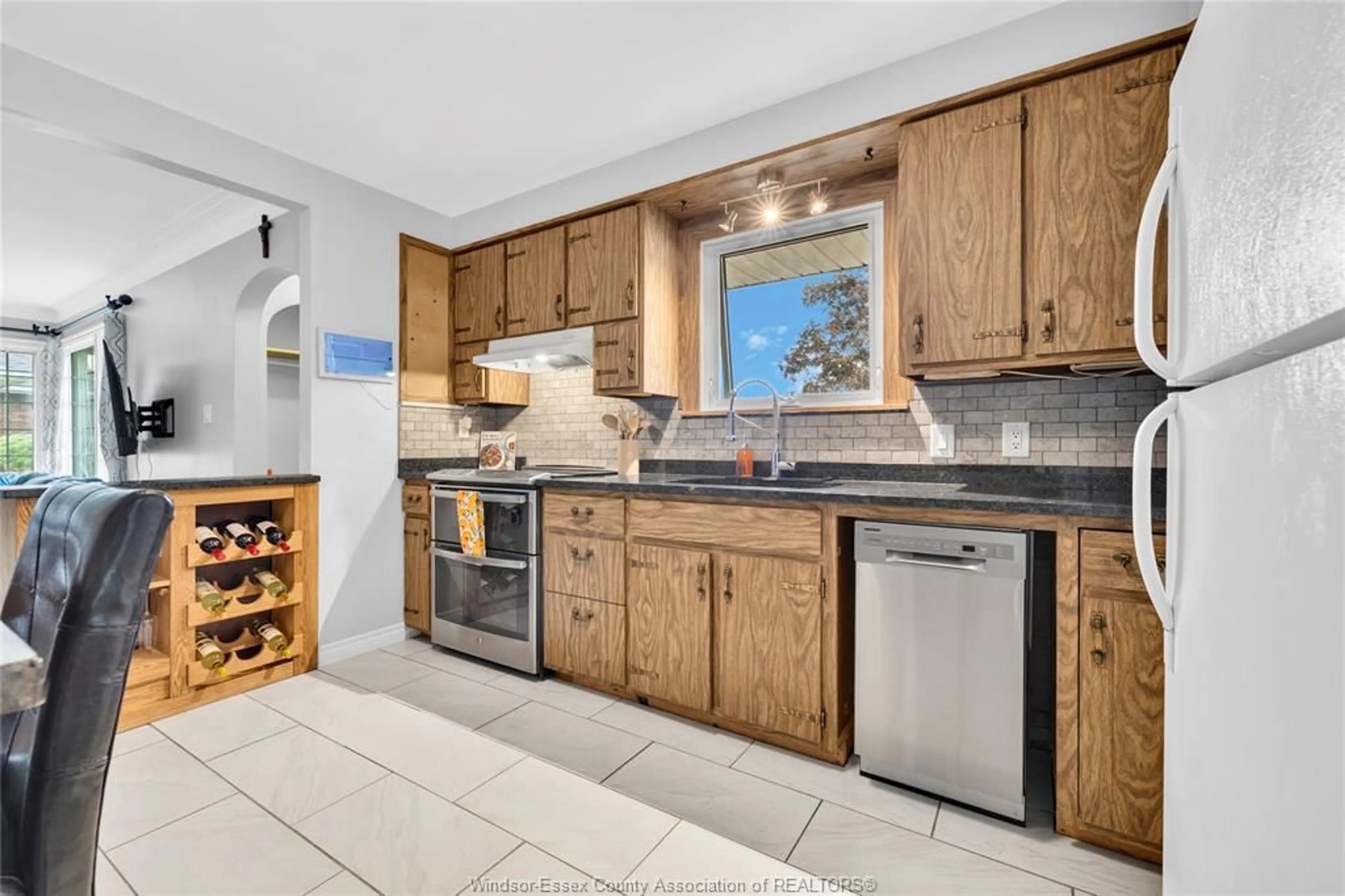 Standard kitchen, ceramic/tile floor for 146 HURON, LaSalle Ontario N9J 1H9
