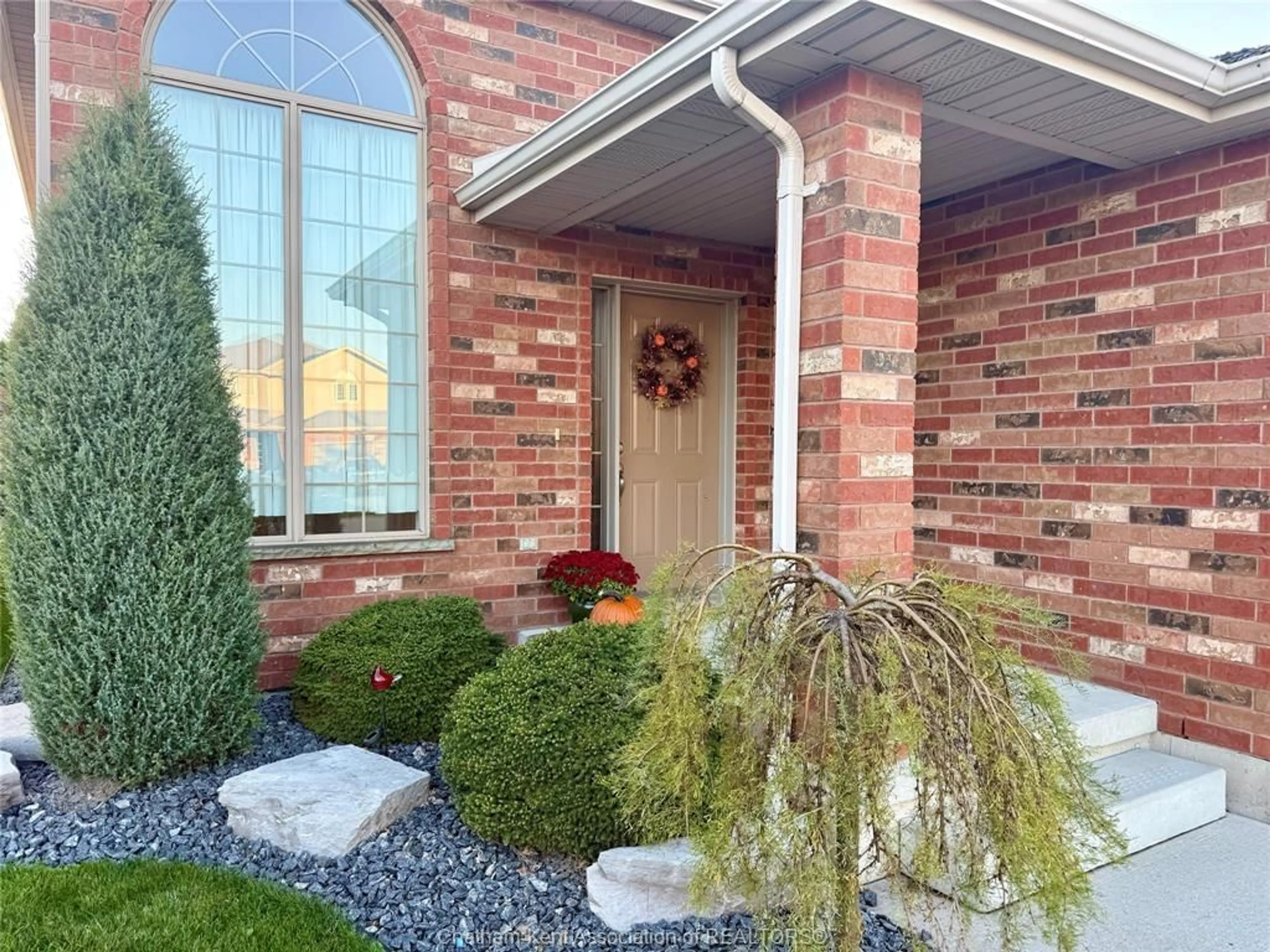 Home with brick exterior material, street for 14 Smithfield Cir, Chatham Ontario N7L 5L5