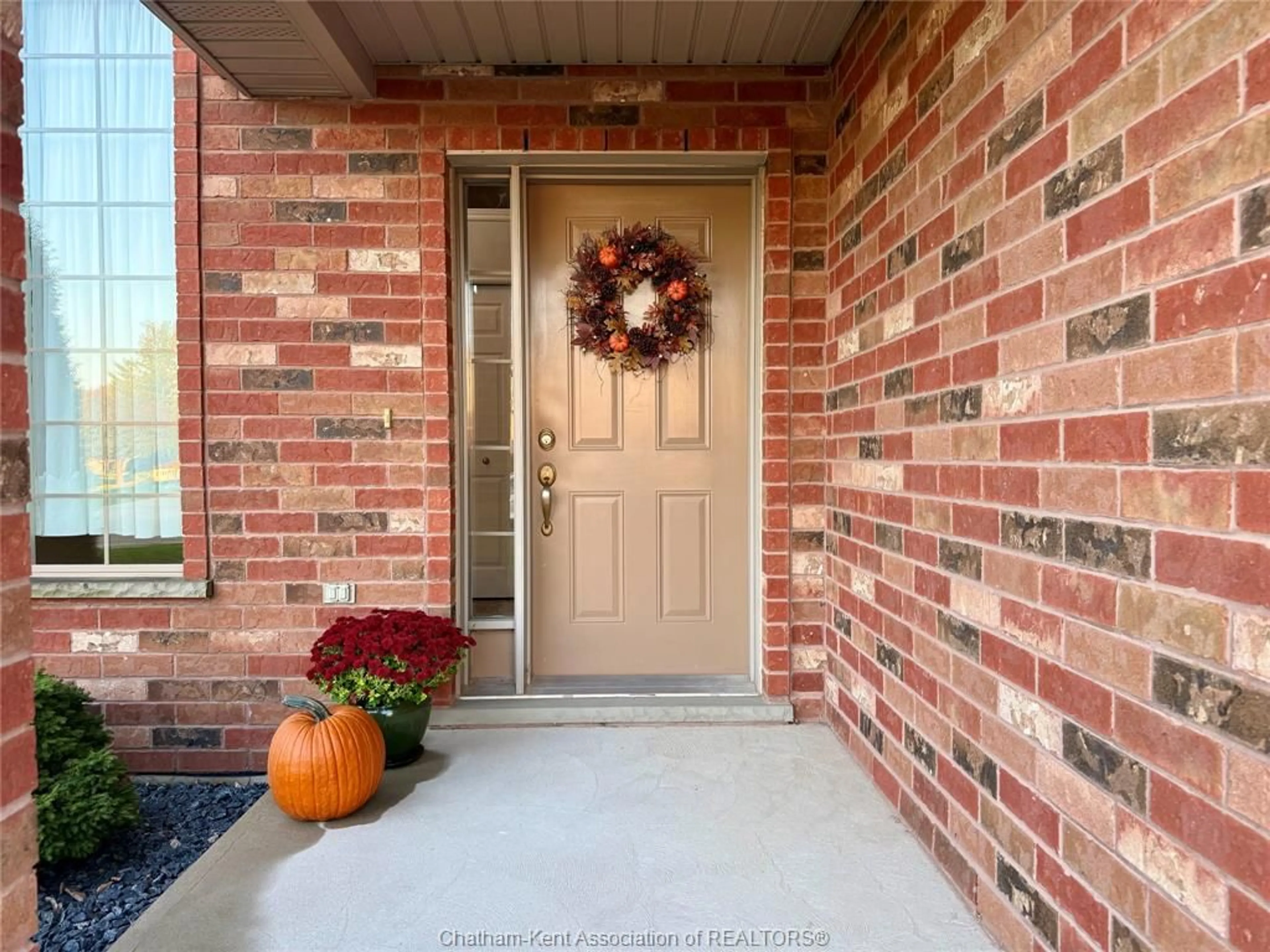 Home with brick exterior material, street for 14 Smithfield Cir, Chatham Ontario N7L 5L5