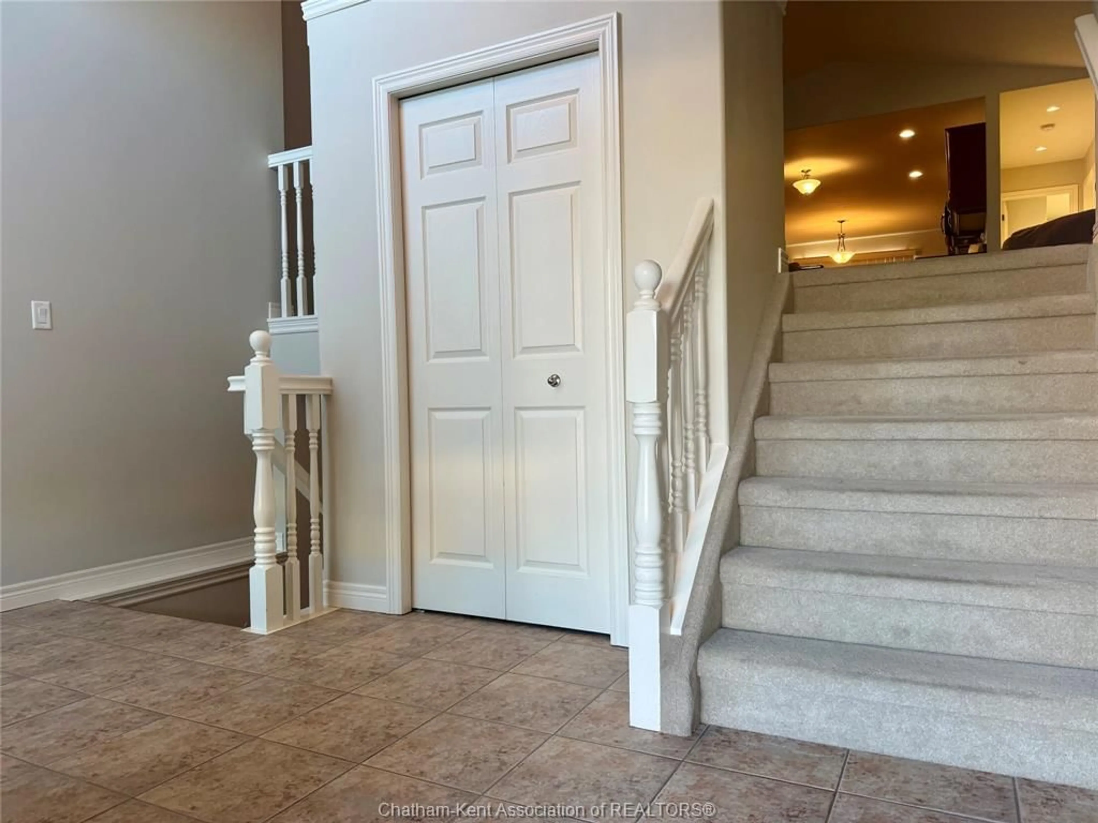 Indoor foyer for 14 Smithfield Cir, Chatham Ontario N7L 5L5