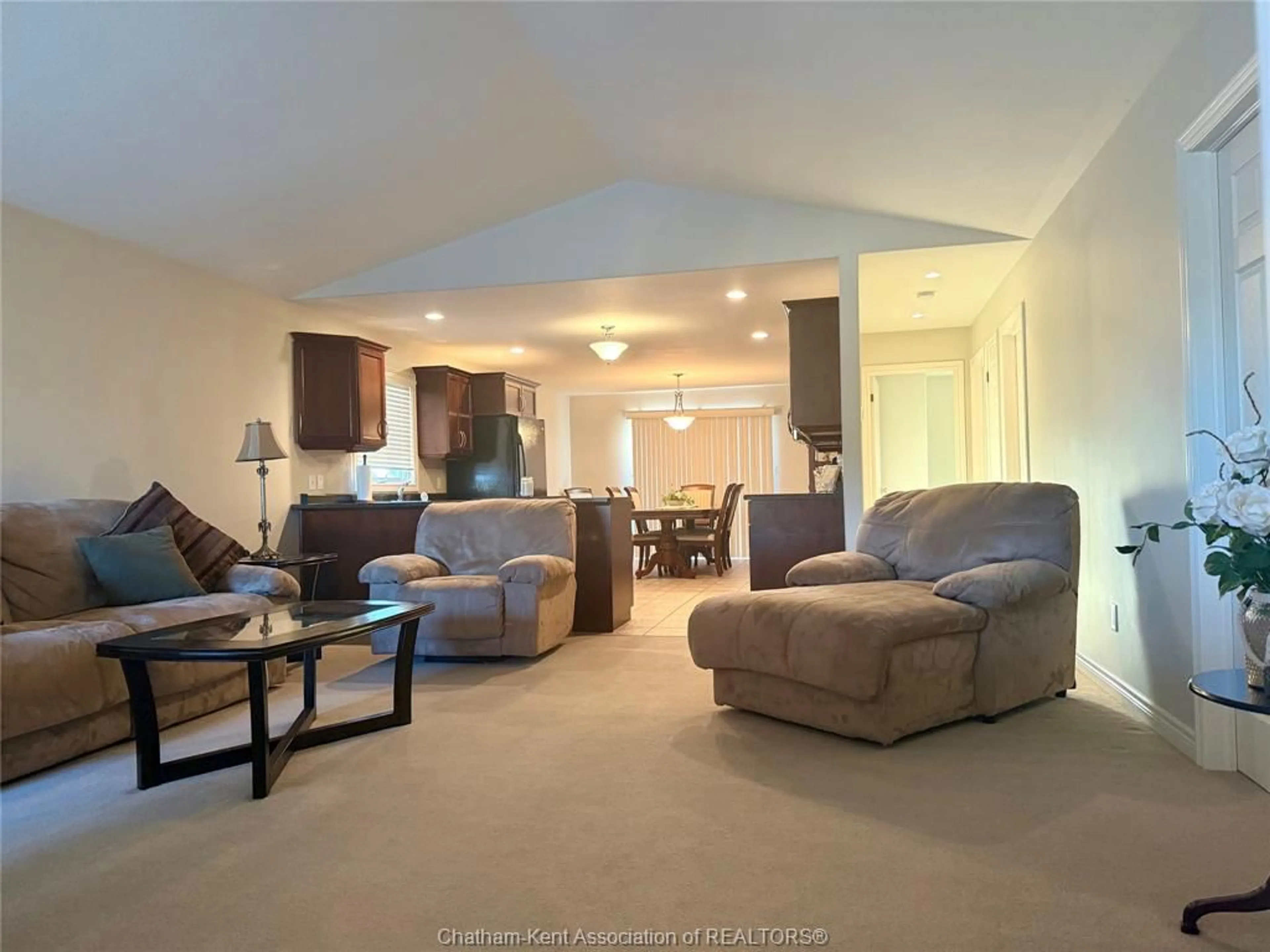 Living room with furniture, unknown for 14 Smithfield Cir, Chatham Ontario N7L 5L5