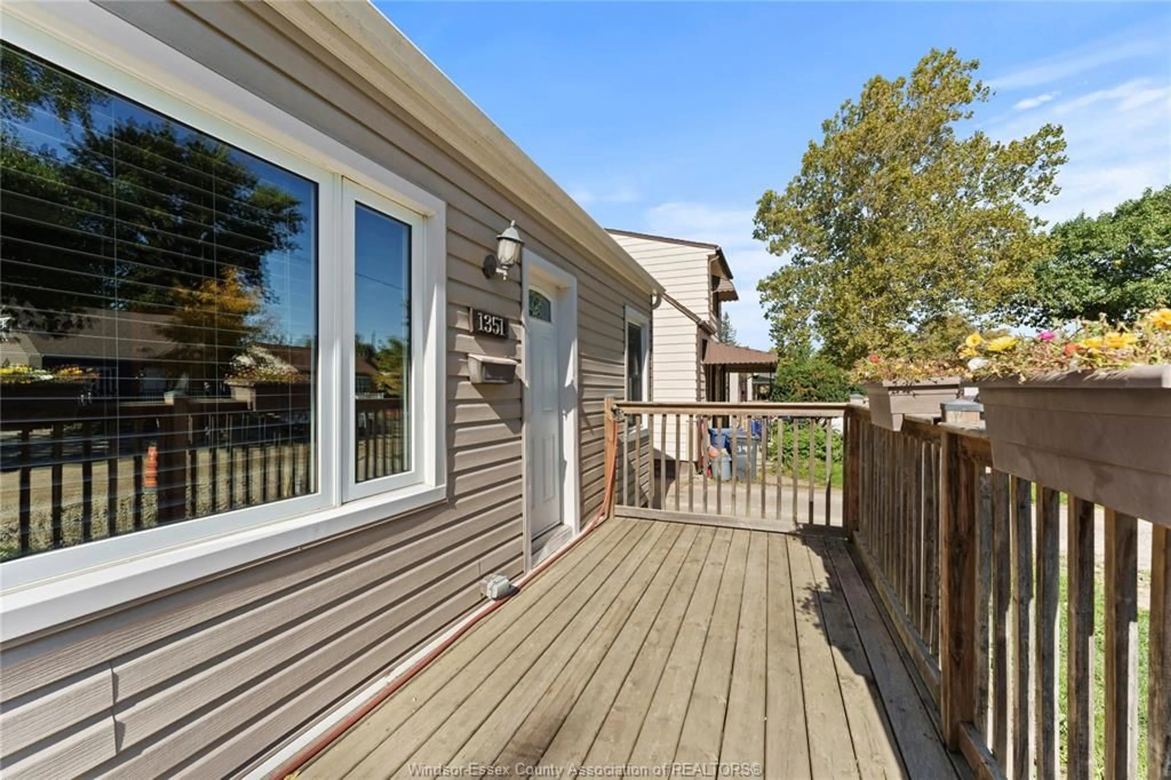 Home with vinyl exterior material, unknown for 1351 CENTRAL, Windsor Ontario N8Y 3V3