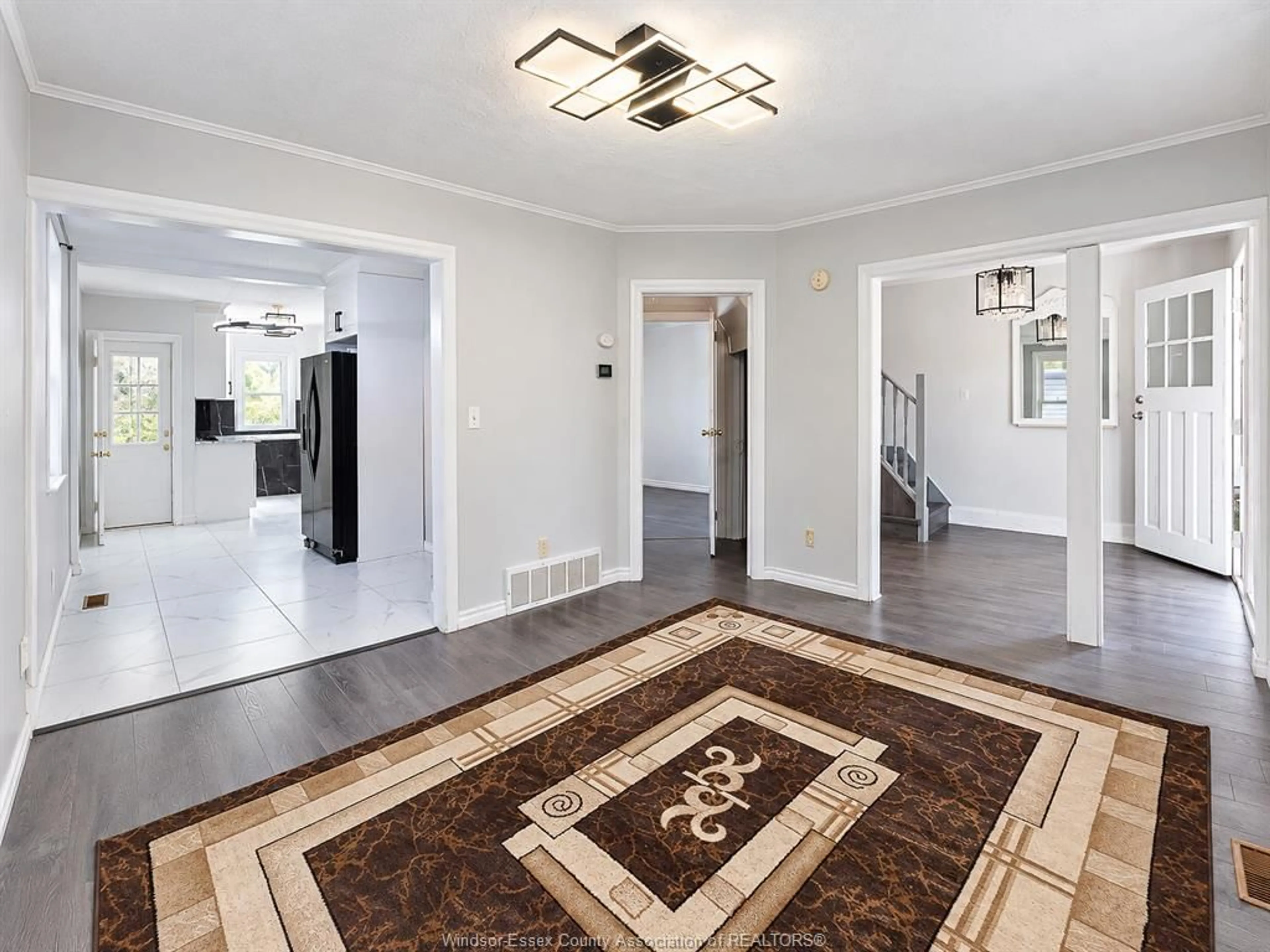 Indoor foyer for 502 MCKAY, Windsor Ontario N9B 1Z8