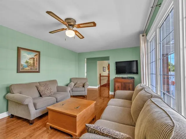 920 Essex Road 14, Leamington 4