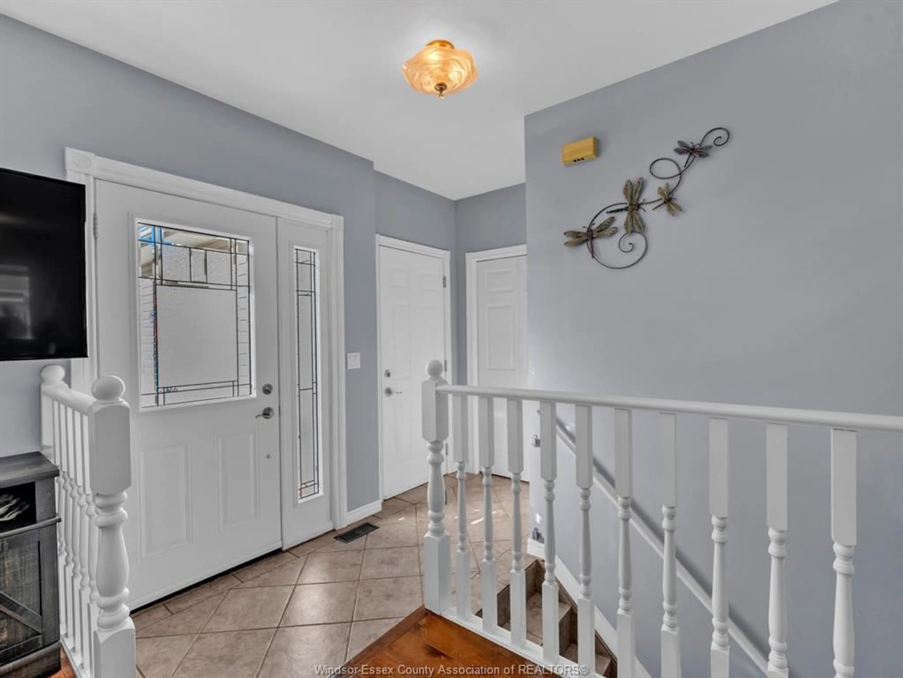 Indoor entryway for 27 EASTGROVE, Leamington Ontario N8H 5J7