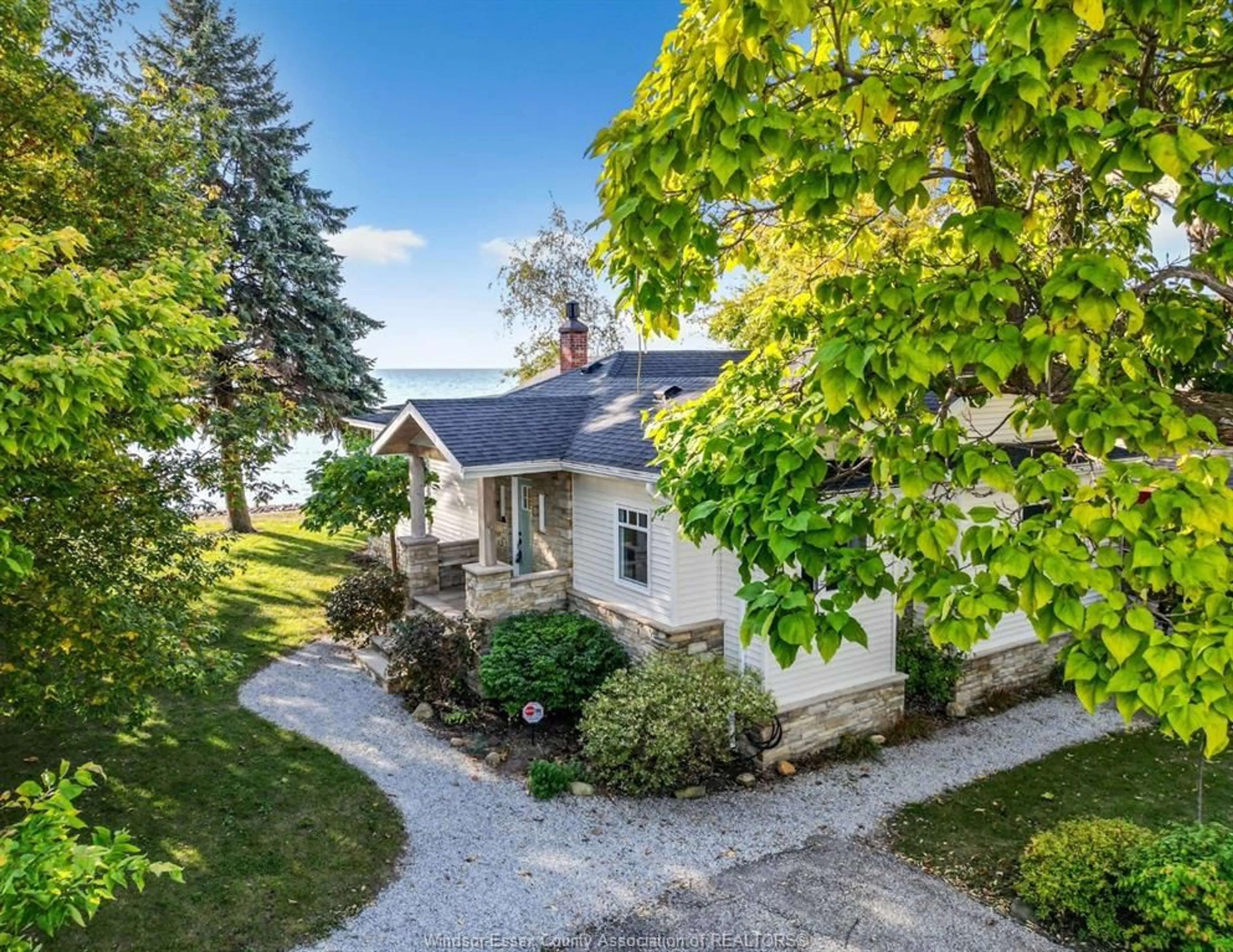 A pic from outside/outdoor area/front of a property/back of a property/a pic from drone, street for 1295 HERITAGE Rd, Kingsville Ontario N9Y 2E6