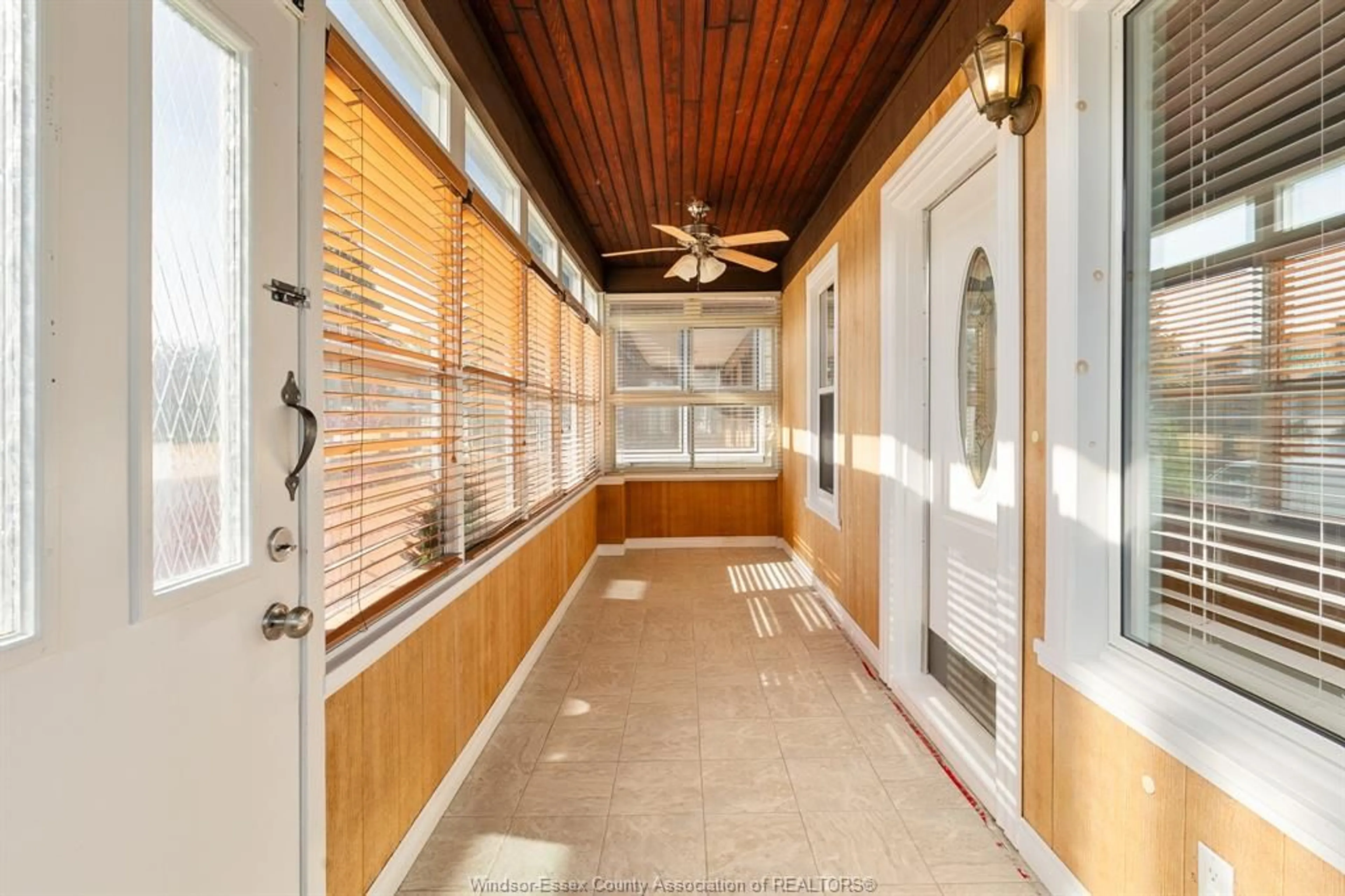 Indoor entryway for 404 CAROLINE St, Windsor Ontario N9A 6A6