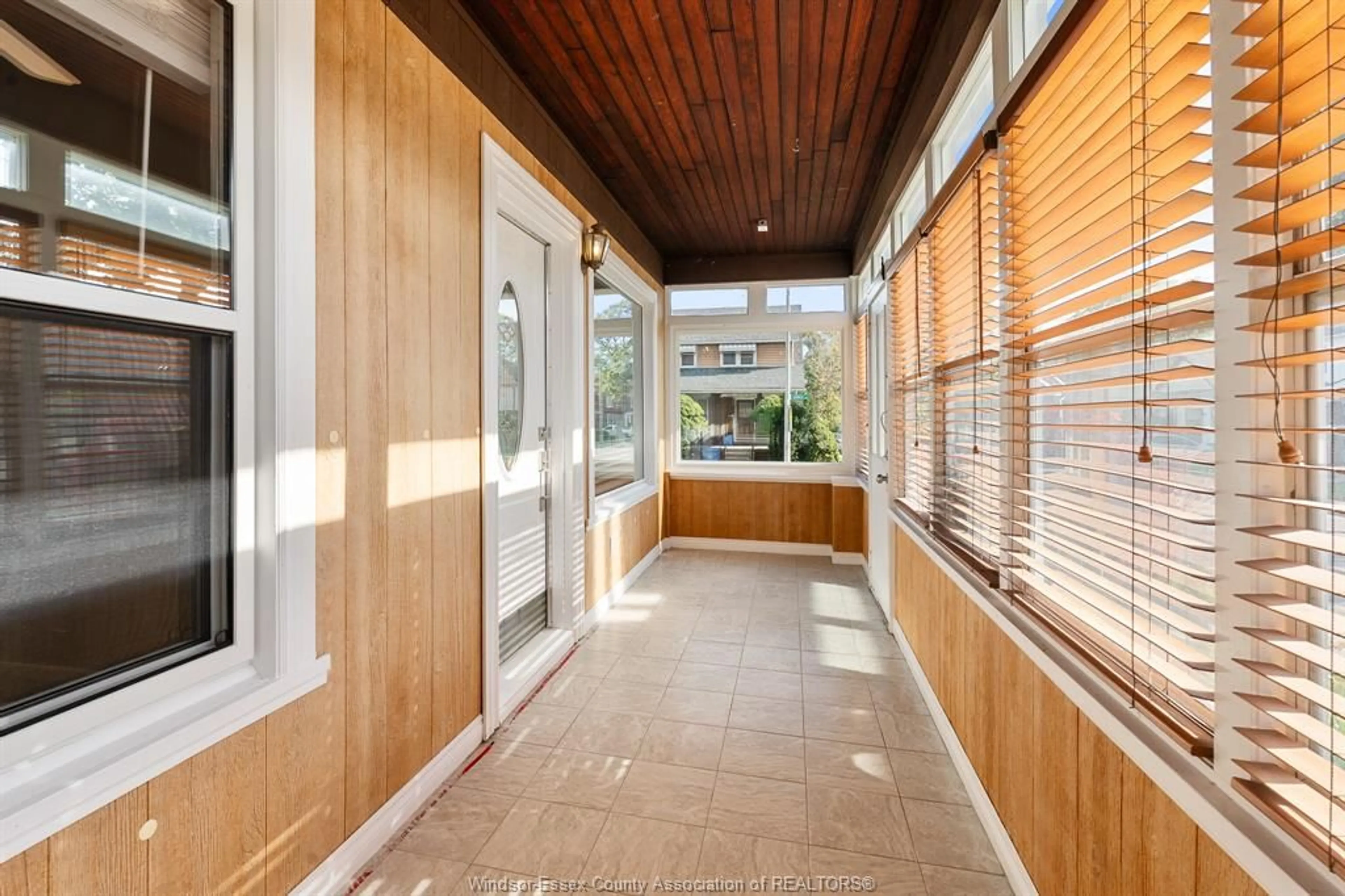 Indoor entryway for 404 CAROLINE St, Windsor Ontario N9A 6A6