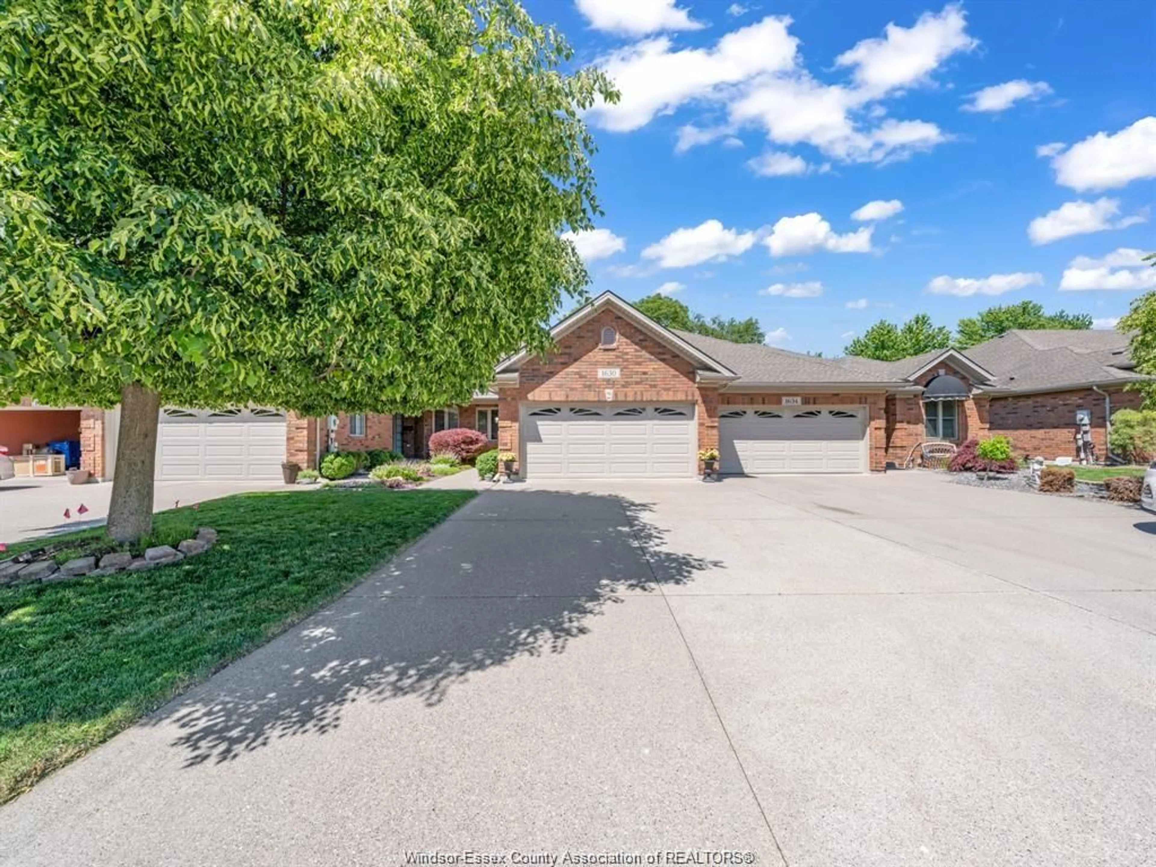 A pic from outside/outdoor area/front of a property/back of a property/a pic from drone, street for 1630 NAPLES Cres, LaSalle Ontario N9J 3Y9