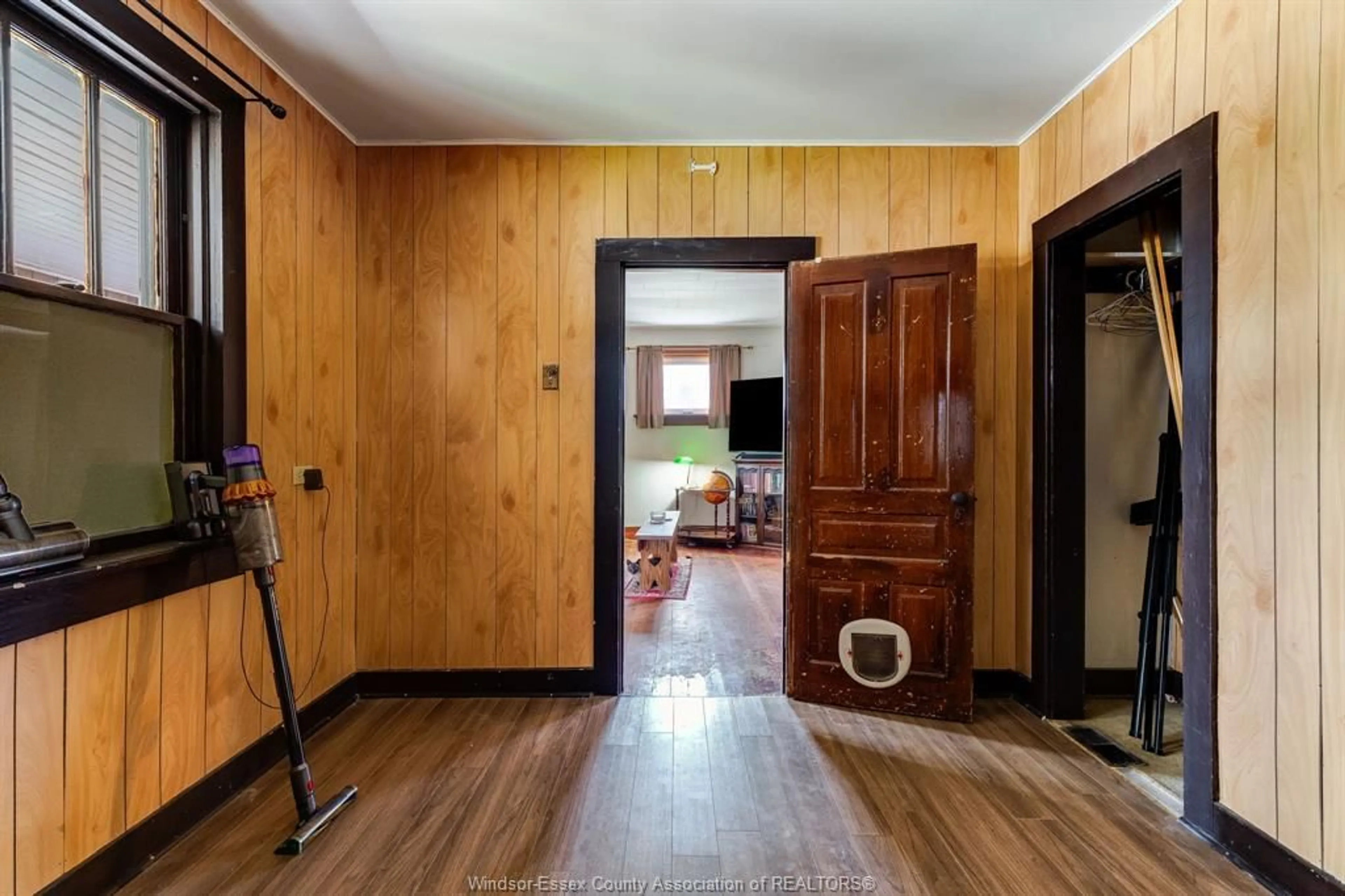 Indoor foyer for 114 ABERDEEN St, Merlin Ontario N0P 1W0