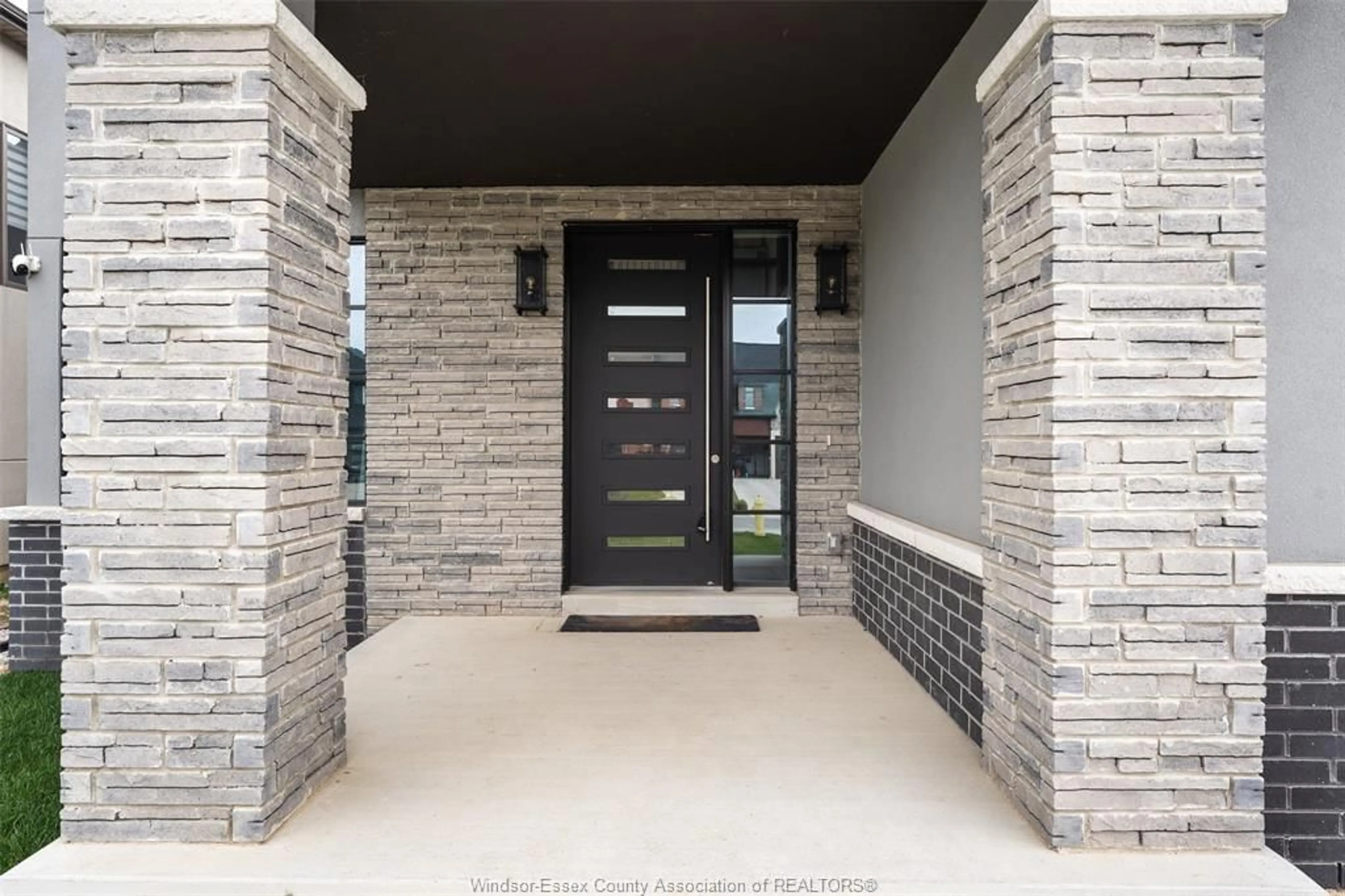 Indoor entryway for 311 BENSON Crt, Amherstburg Ontario N9V 0G7