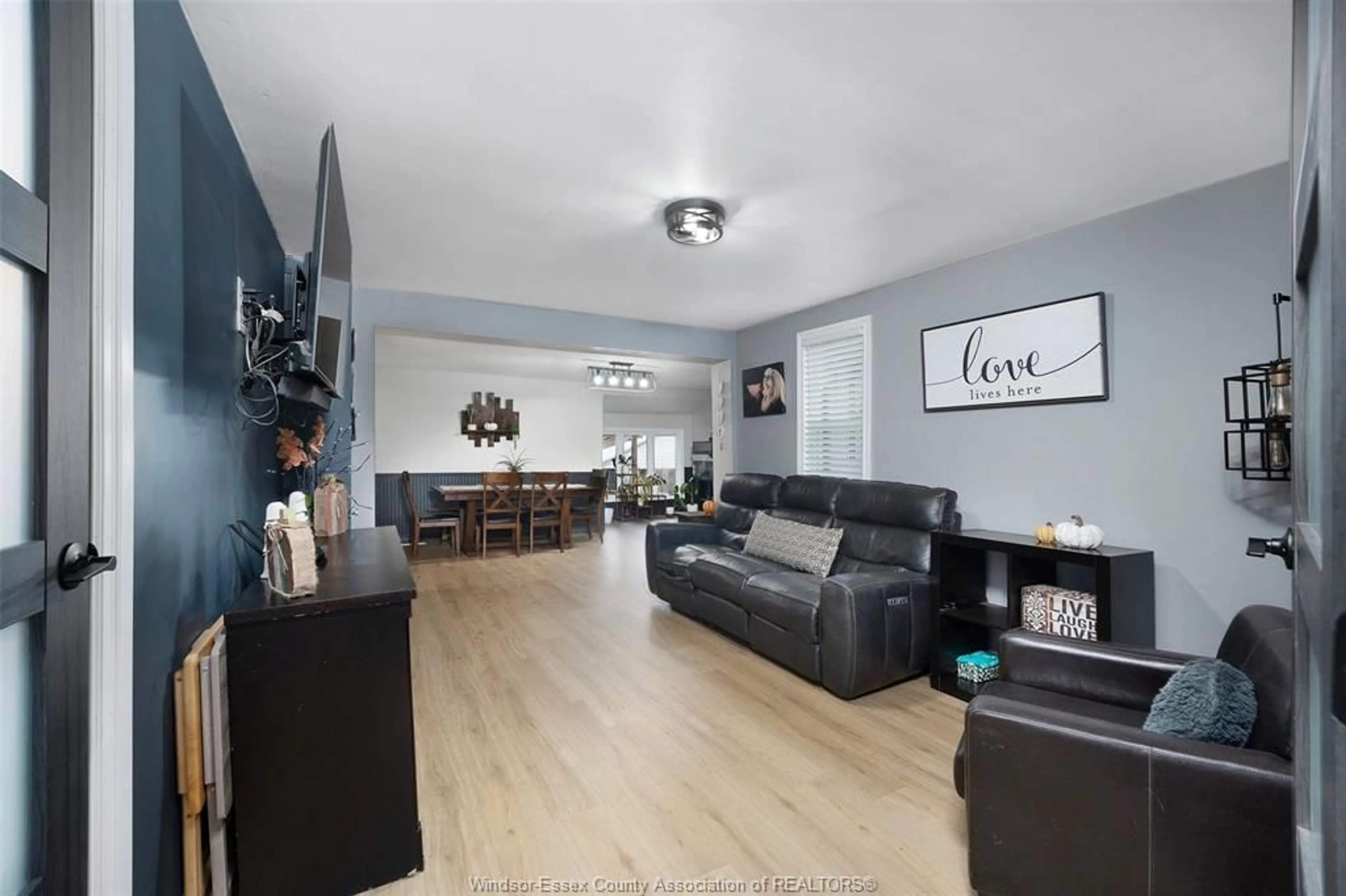 Living room with furniture, wood/laminate floor for 83 Elliott St, Leamington Ontario N8H 3M9