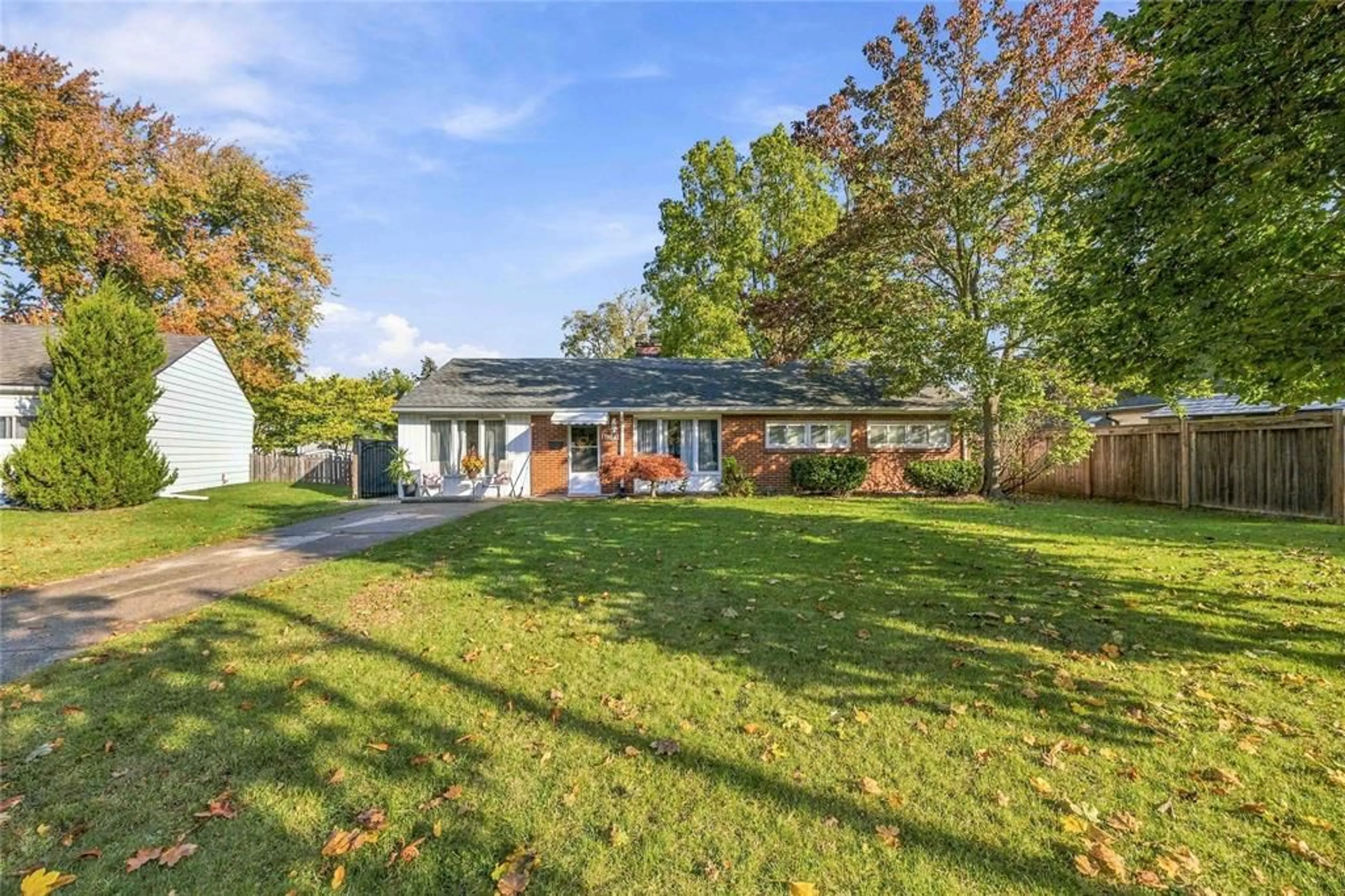 A pic from outside/outdoor area/front of a property/back of a property/a pic from drone, street for 914 Retlaw Dr, Sarnia Ontario N7V 2X1