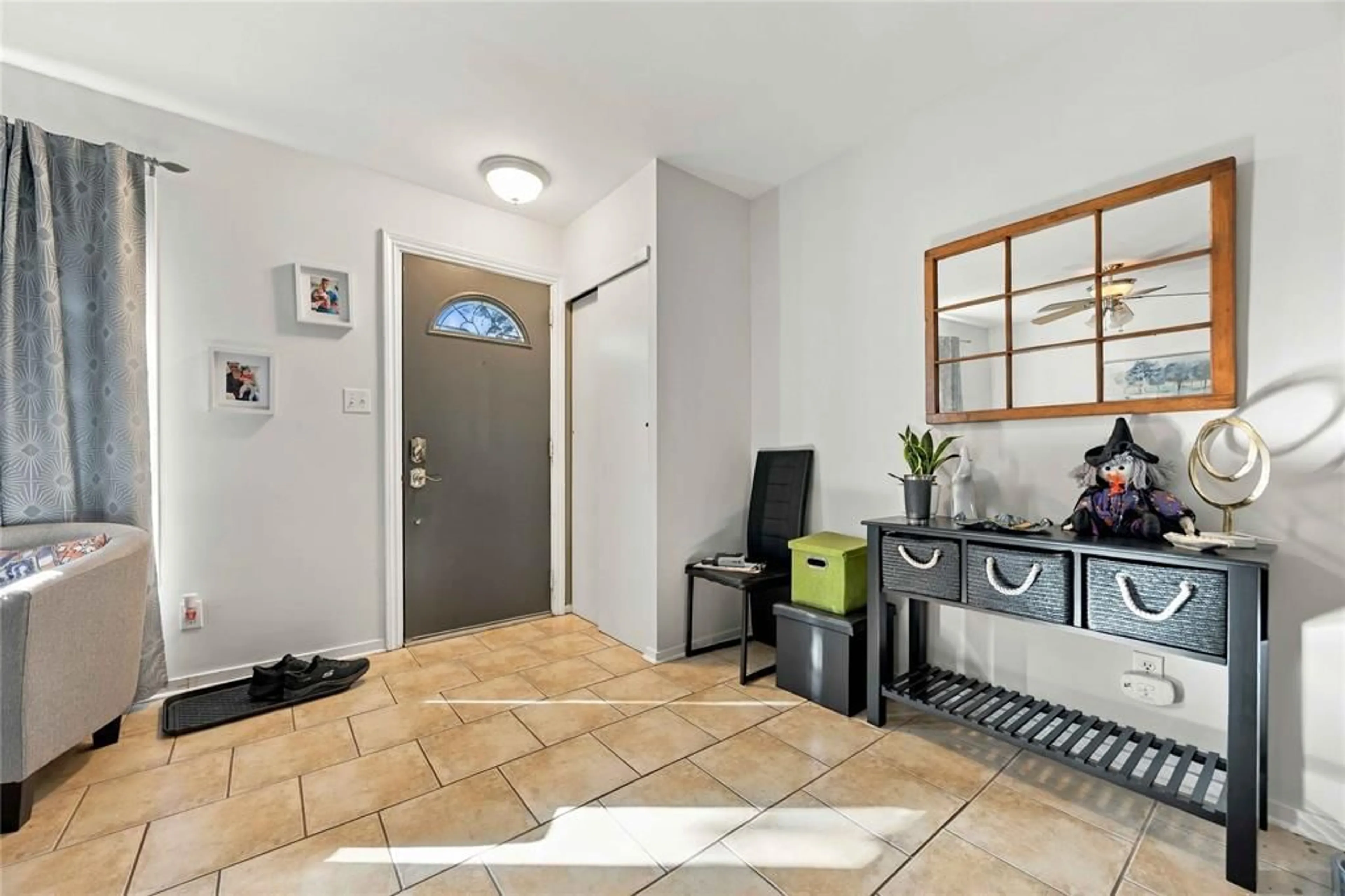 Indoor entryway for 914 Retlaw Dr, Sarnia Ontario N7V 2X1