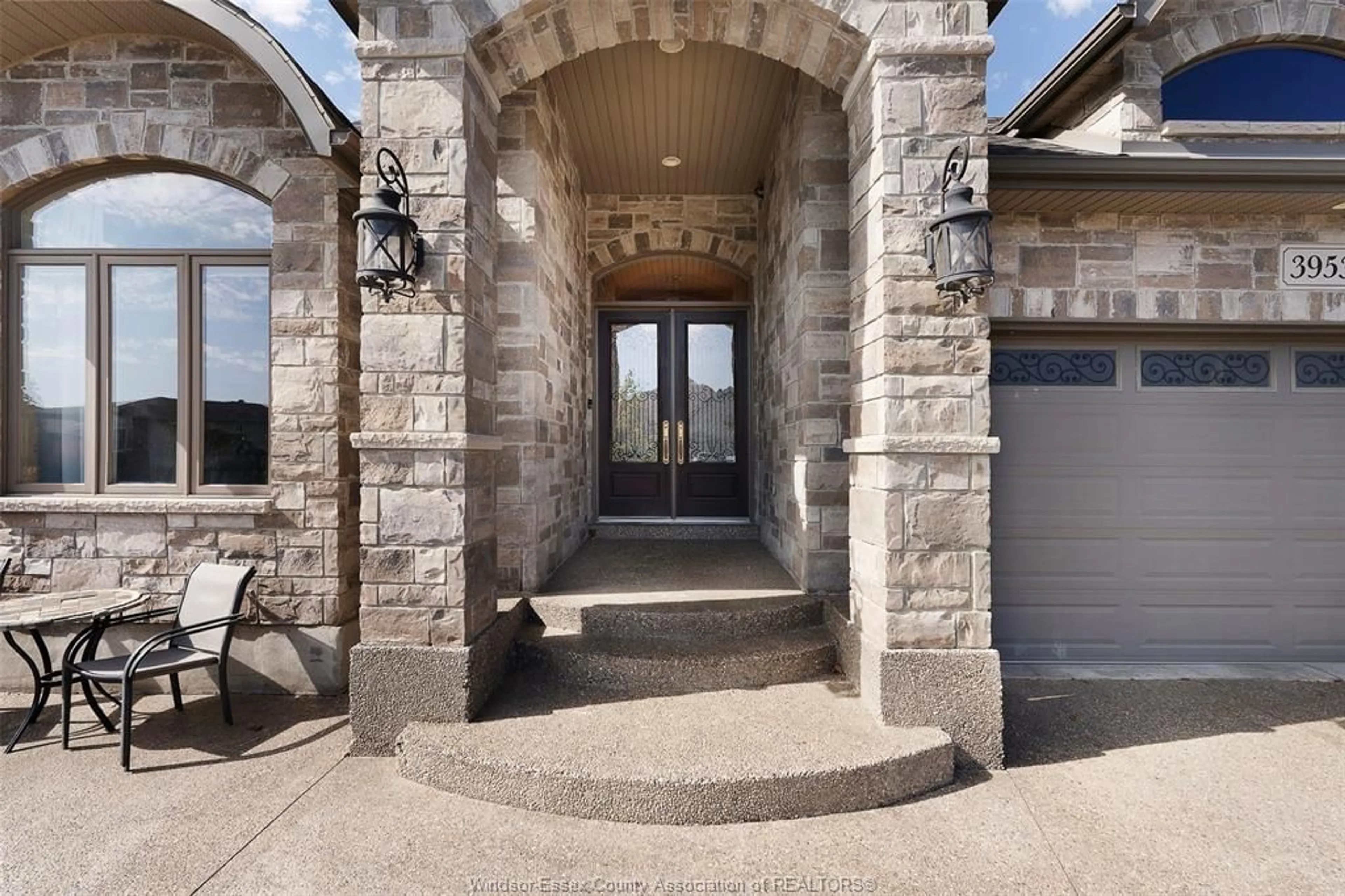Indoor entryway for 3953 ZANZIBAR Cres, Windsor Ontario N9G 0A5