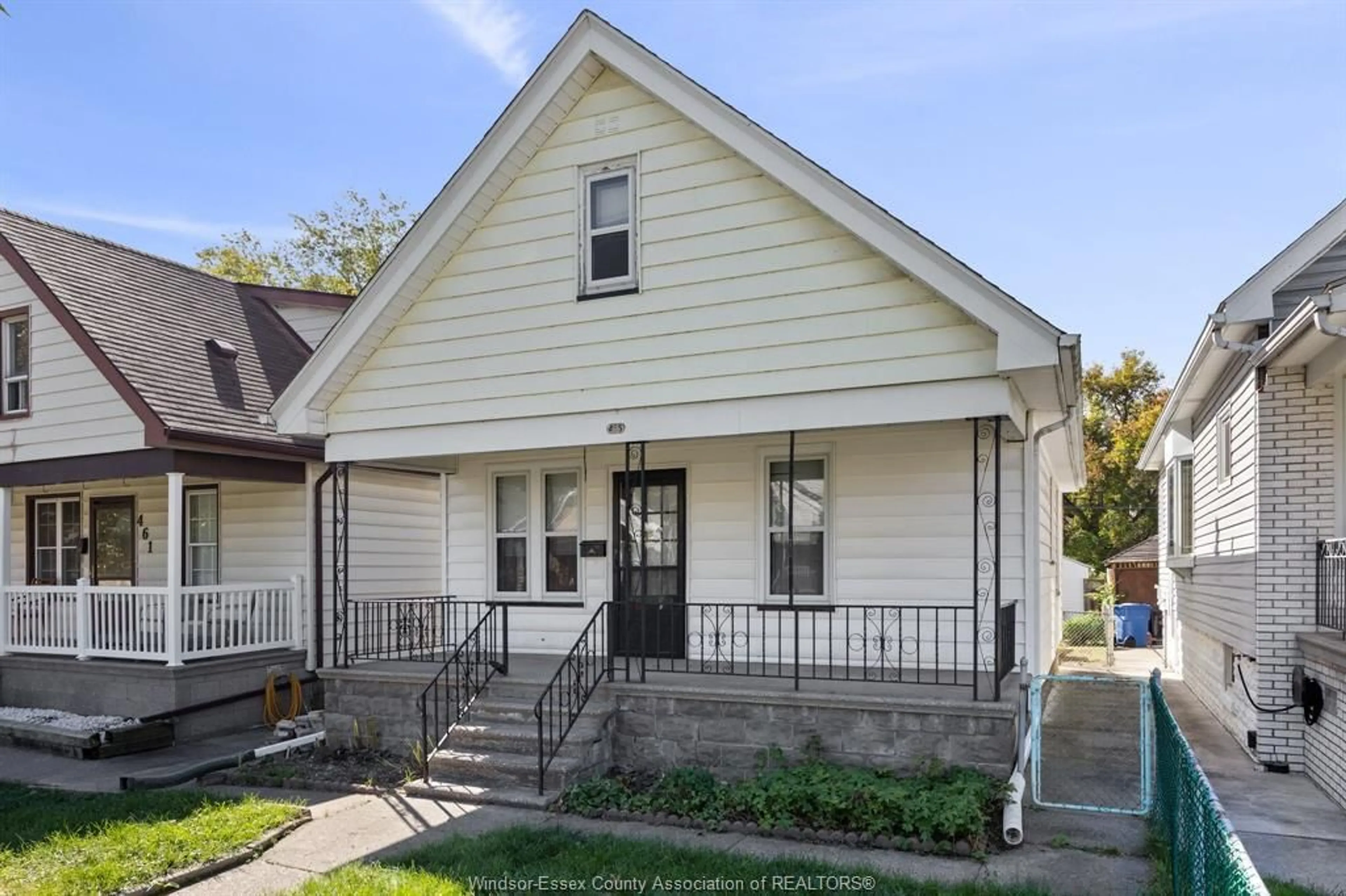 Home with vinyl exterior material, street for 455 CURRRY, Windsor Ontario N9B 2B8