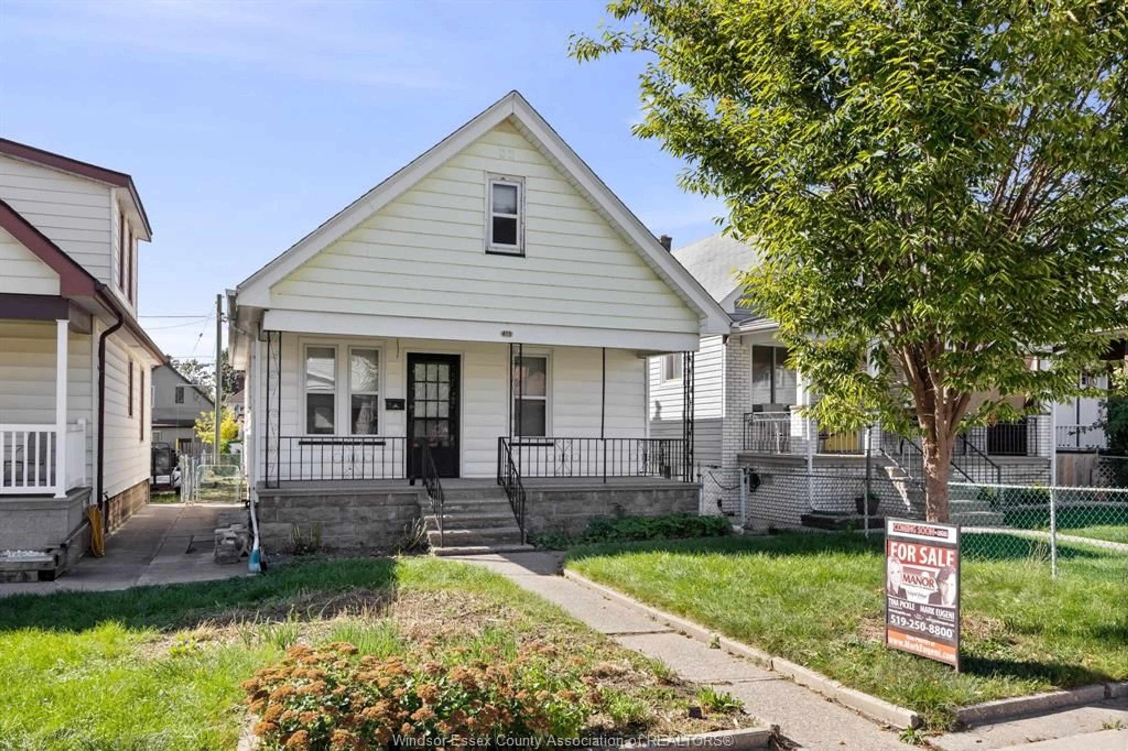 Home with vinyl exterior material, street for 455 CURRRY, Windsor Ontario N9B 2B8
